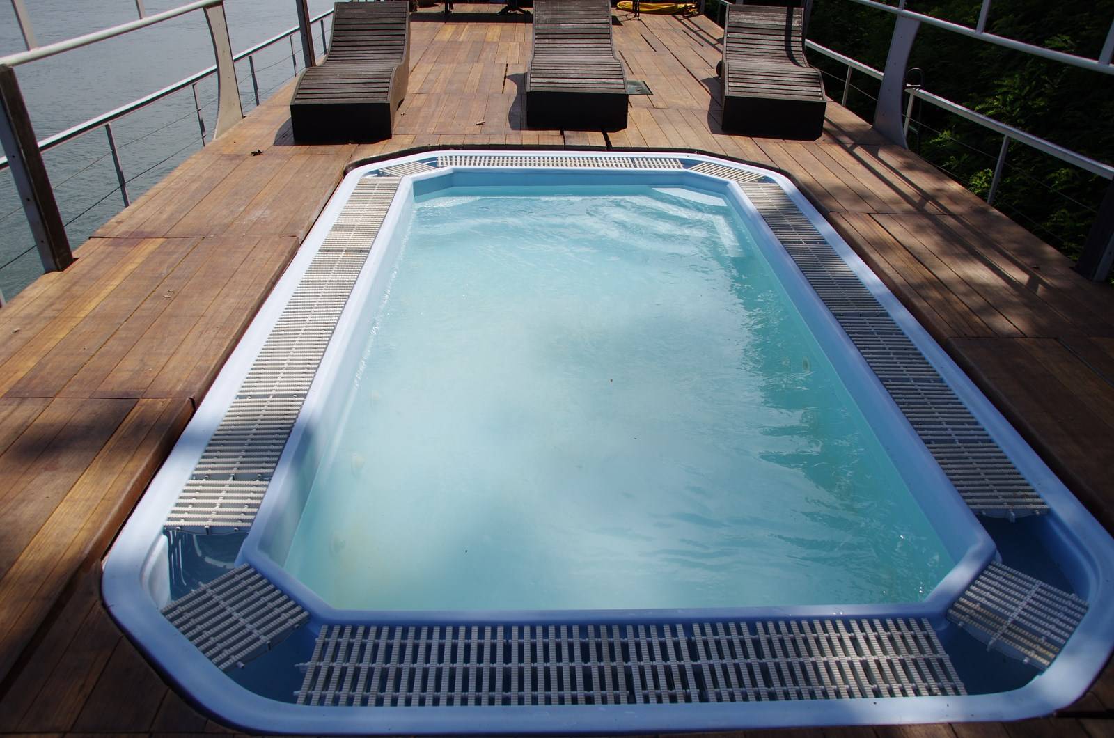 Péniche à vendre avec piscine sur le pont