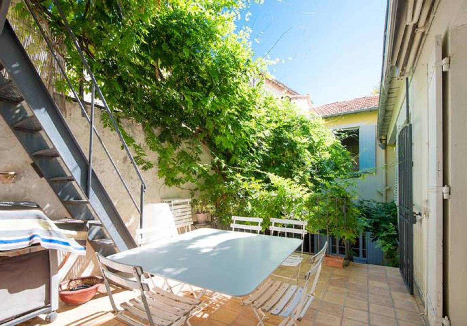 Demeure de charme à vendre à Avignon avec cour intérieure, terrasses et piscine au cœur de la cité des Papes