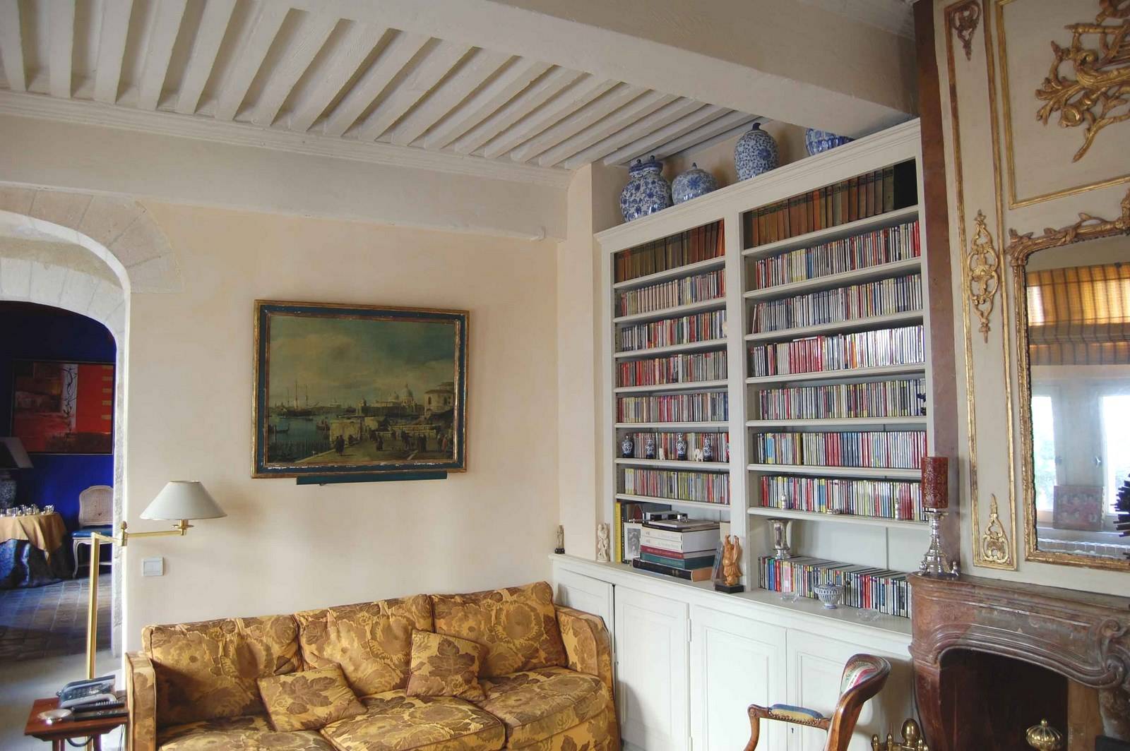 salon avec plafond à la Française