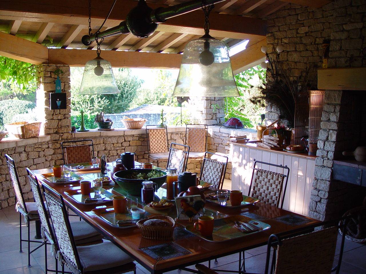 La salle à manger d'été d'une propriété à vendre dans le Luberon