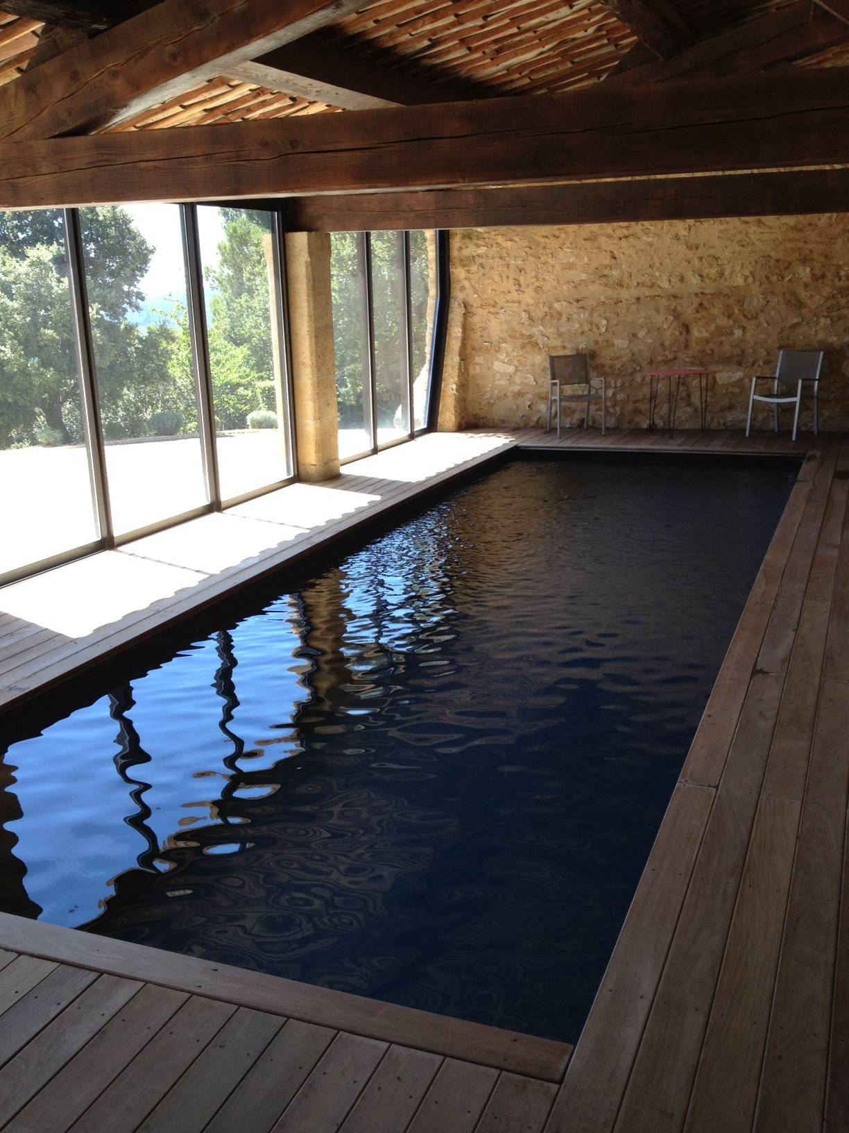 Piscine intérieure chauffée dans cette propriété à vendre dans le Luberon