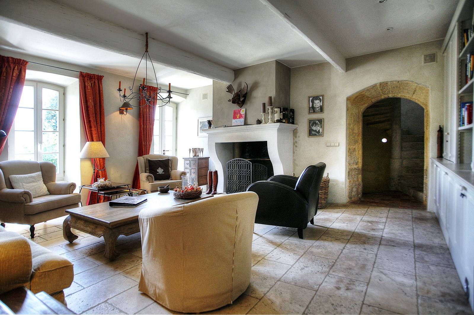 Château à vendre dans le Parc du Luberon avec 4 hectares de terres
