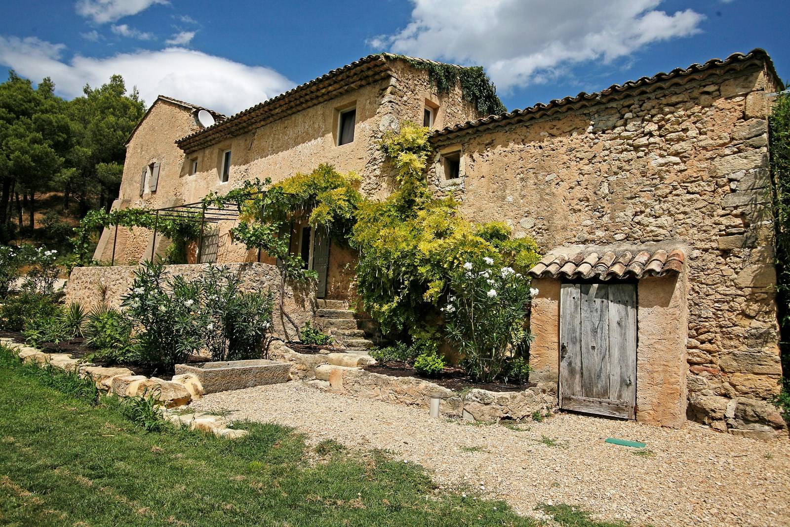 Château à vendre dans le Parc du Luberon avec 4 hectares de terres