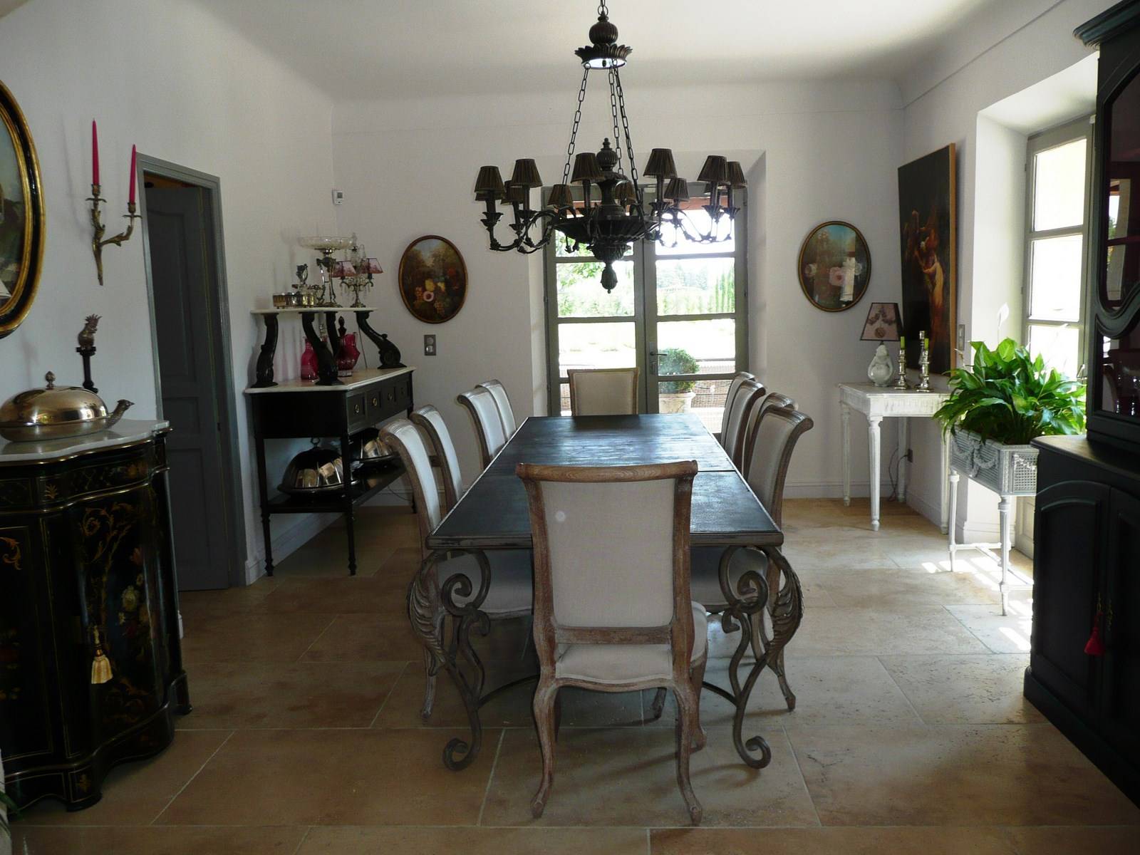 grandes pièces de reception dans ce mas à vendre près d'Avignon