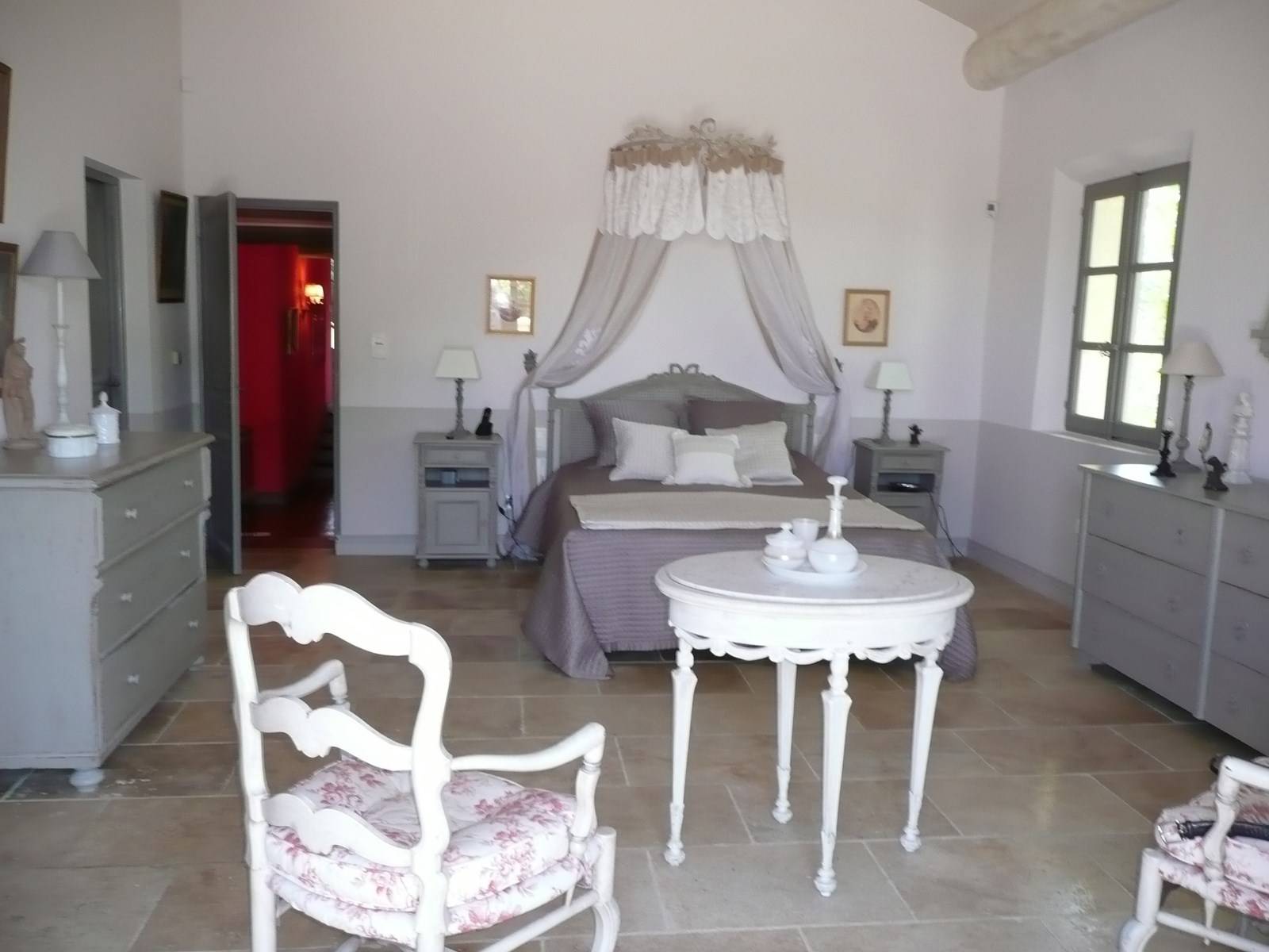 Suite avec salle de bains dressing et terrasse dans cette propriété de prestige à vendre dans le Luberon