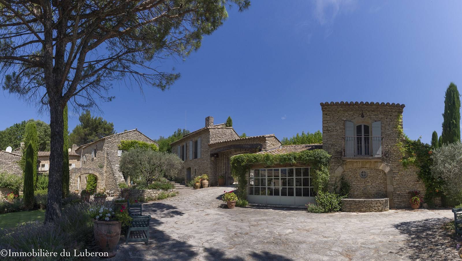 A vendre à Ménerbes propriété de prestige avec son golf privé