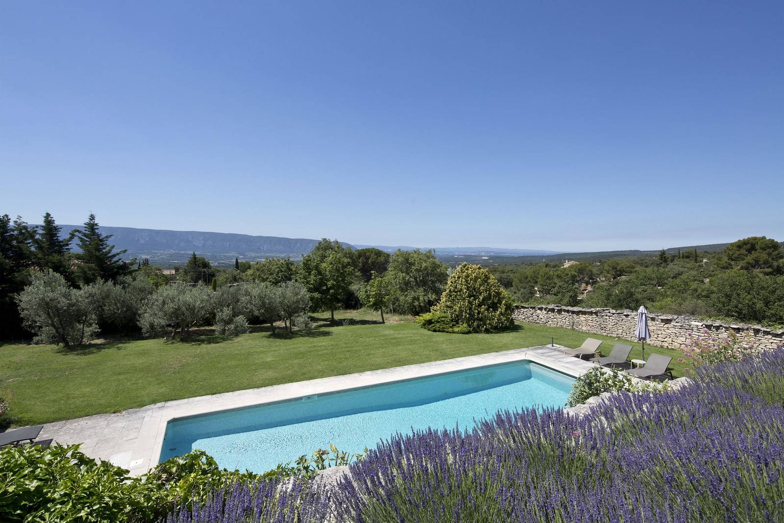 Vue panoramique depuis cette propriété de prestige en vente à Gordes