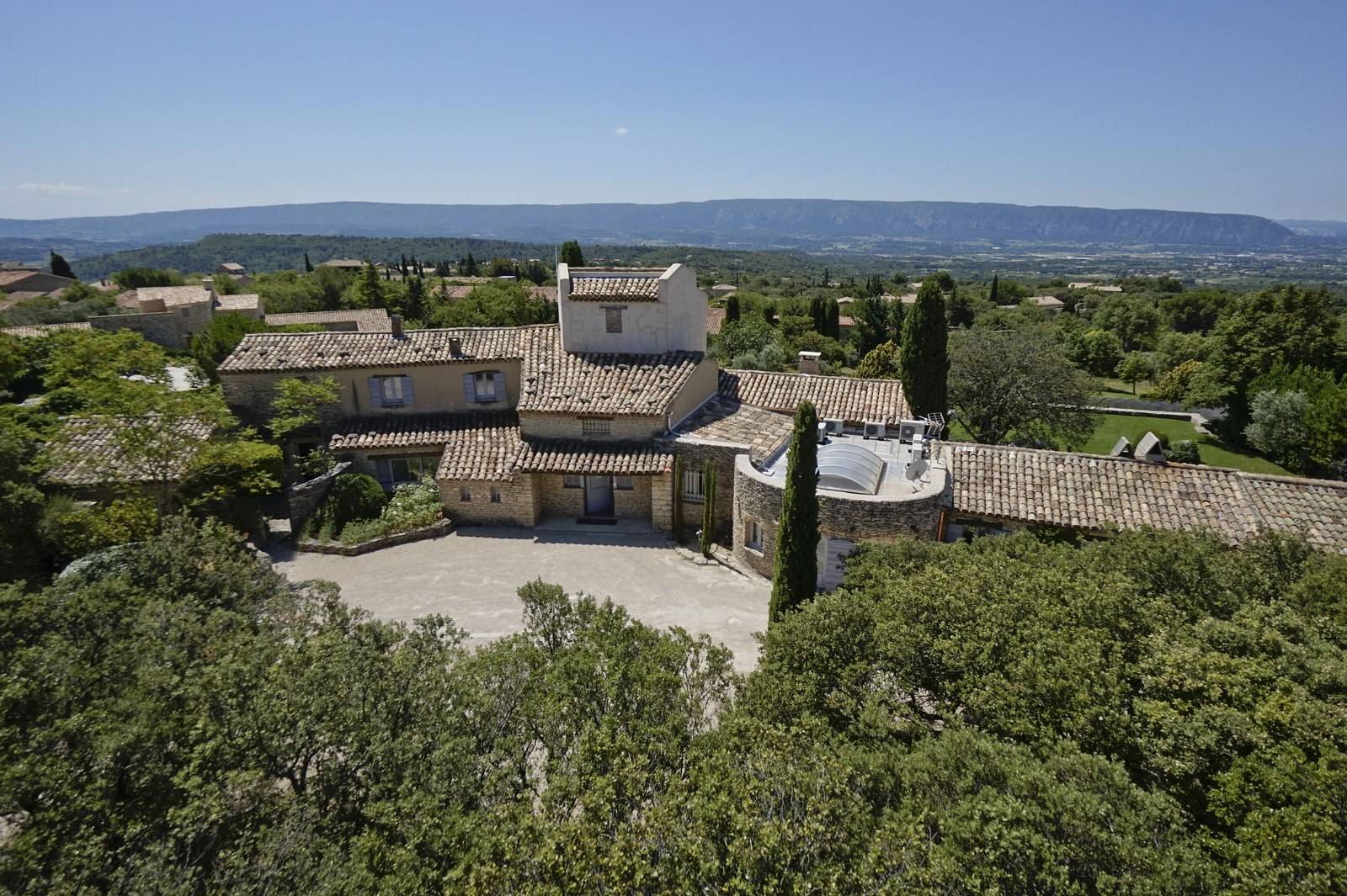 Gordes propriété de prestige à vendre par l'agence immobilière du Luberon