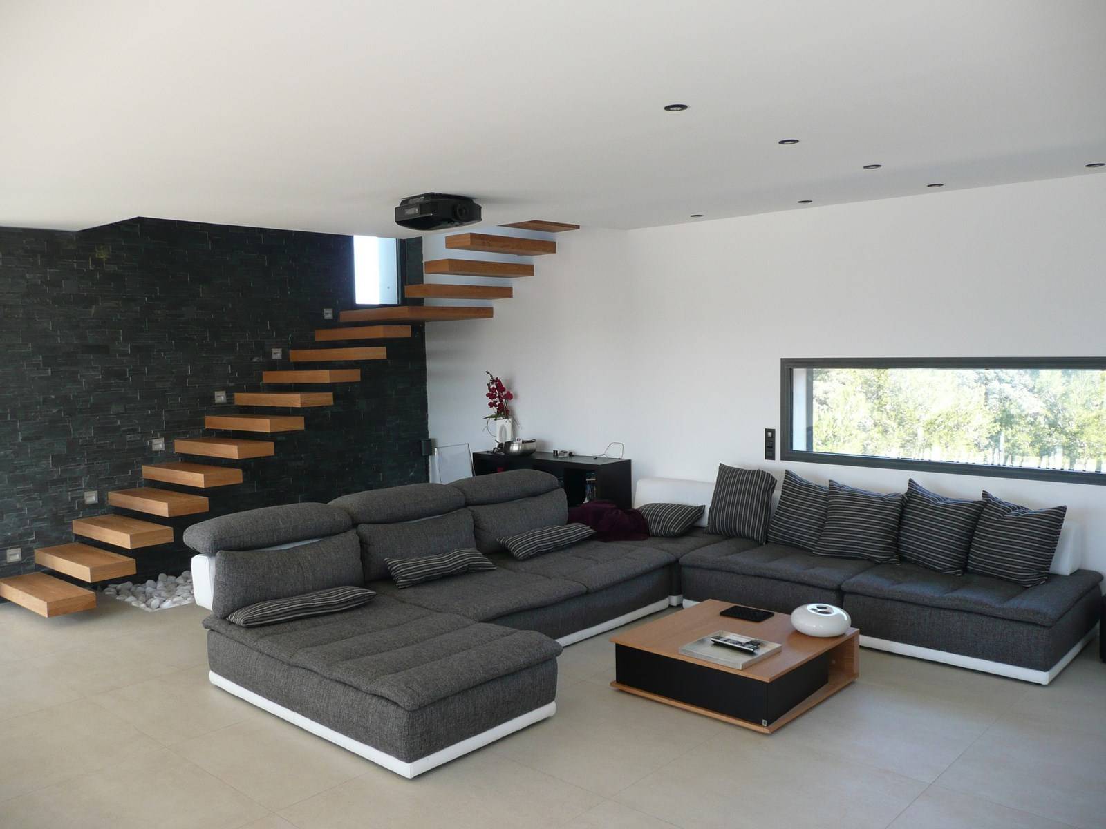 Espace de vie salon avec cheminée dans cette maison contemporaine dans le Luberon