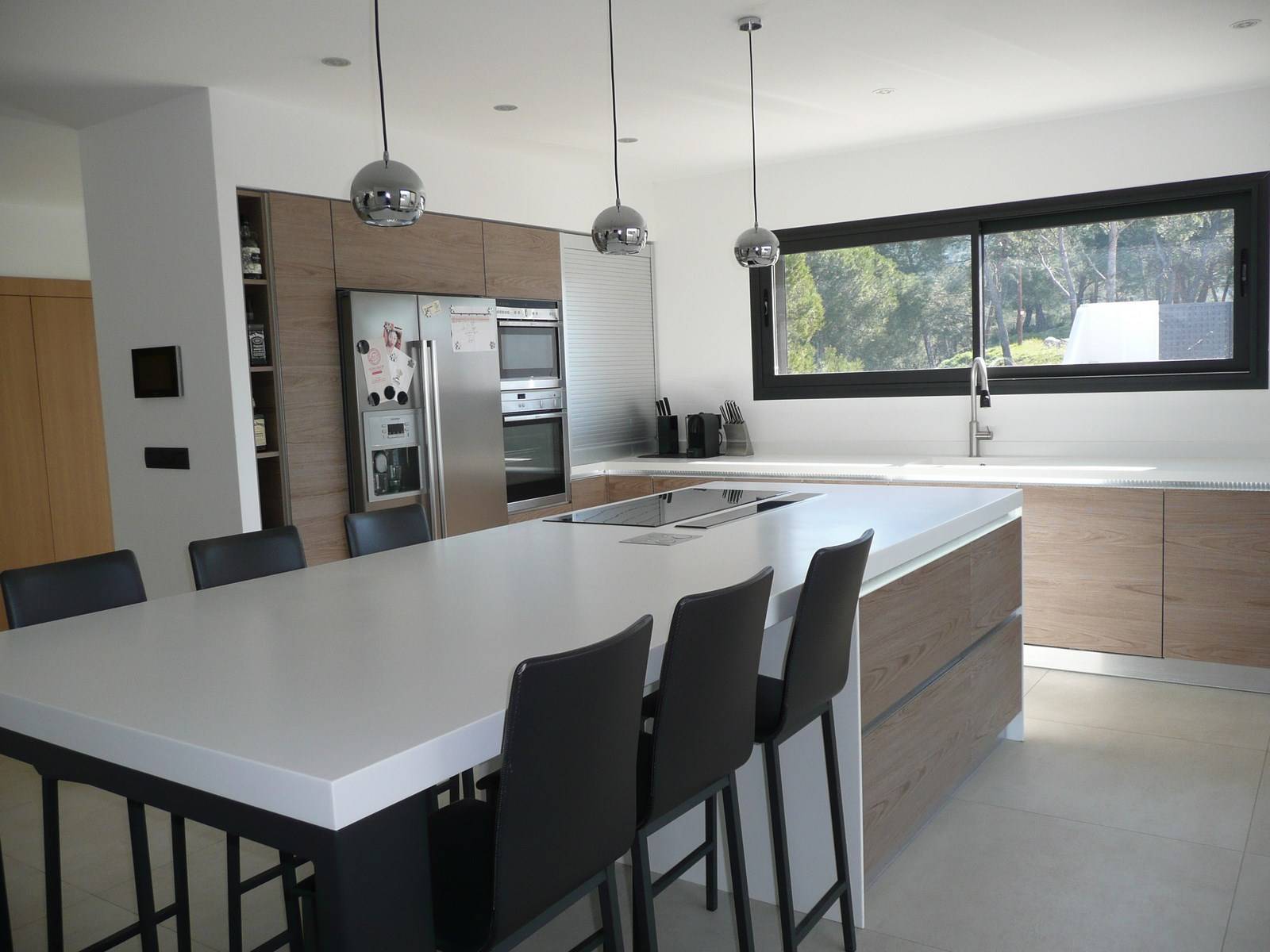 Vaste cuisine connectée dans cette maison d'architecte dans le Luberon