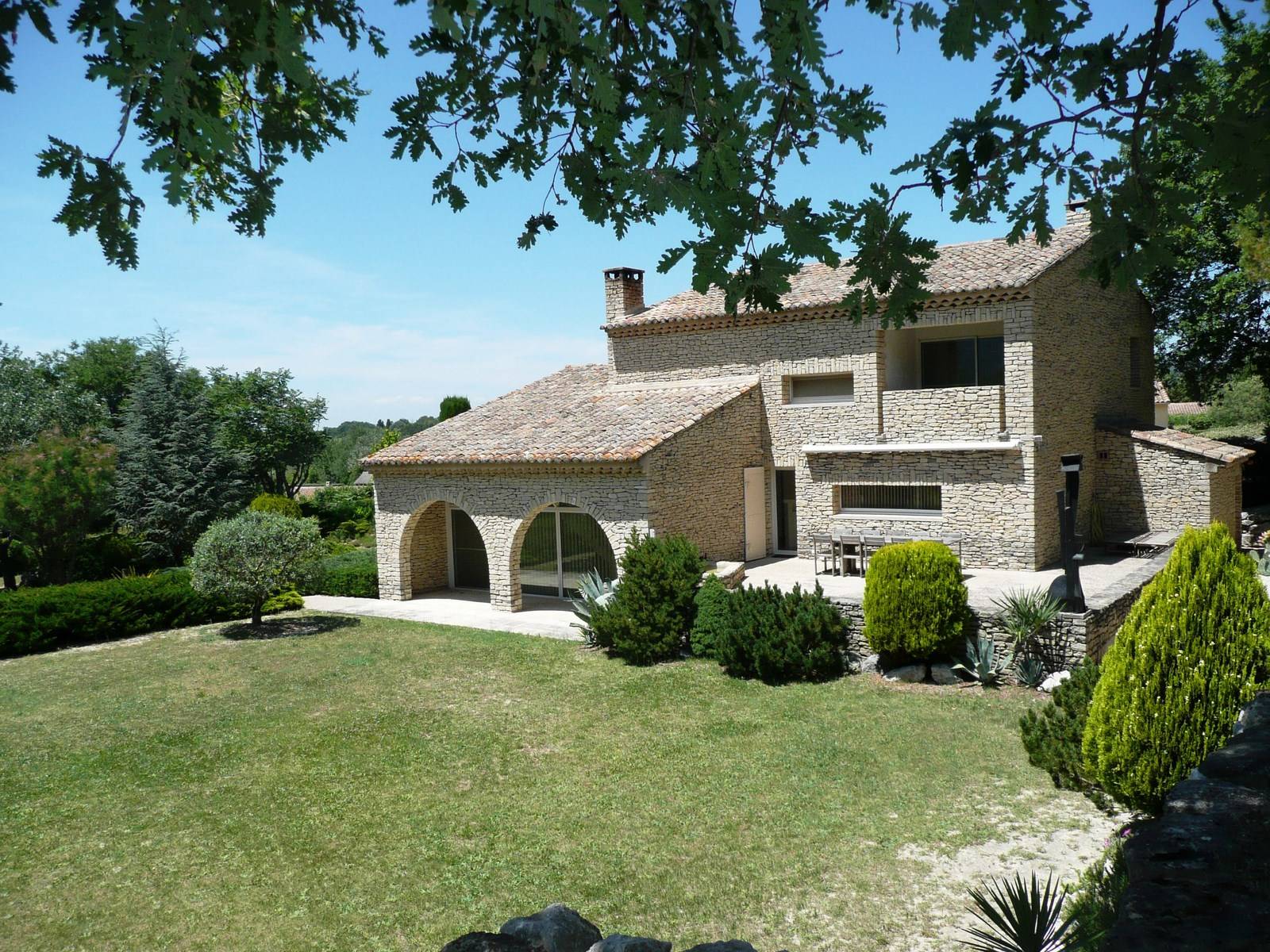 Maison moderne en pierre en vente face au Luberon