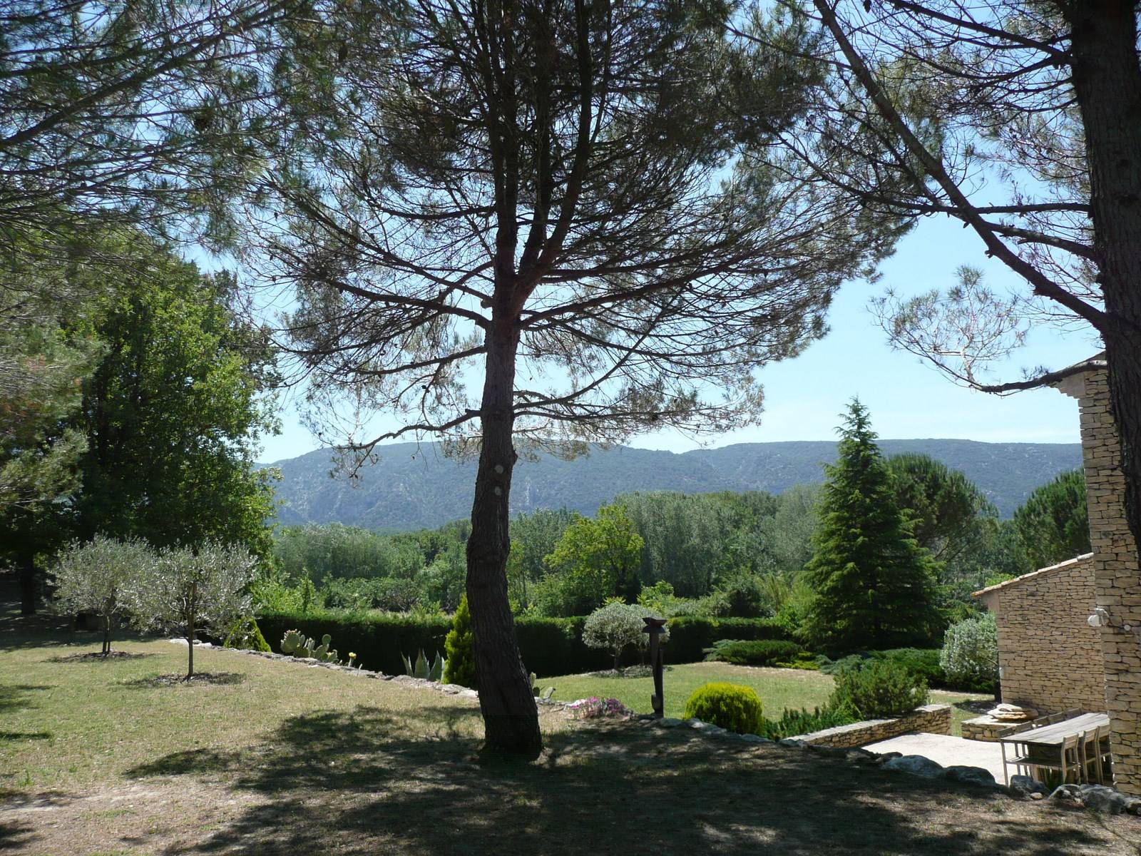 Maison contemporaine avec superve vue sur la montagne du Luberon