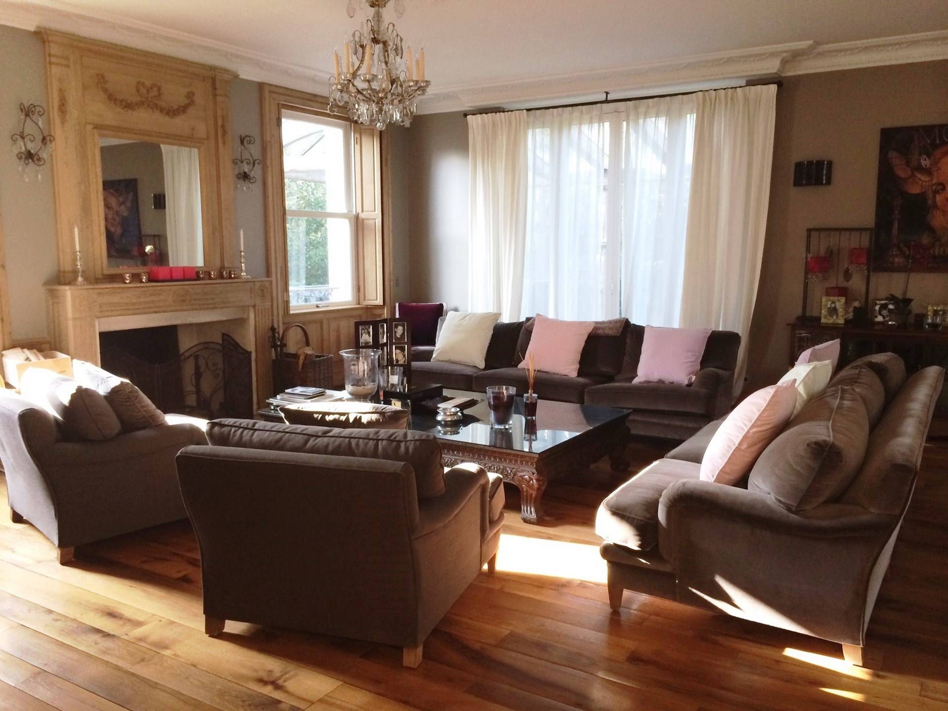 double pièce de reception avec 2 cheminées dans cette propriété à vendre près du Parc de Saint Cloud