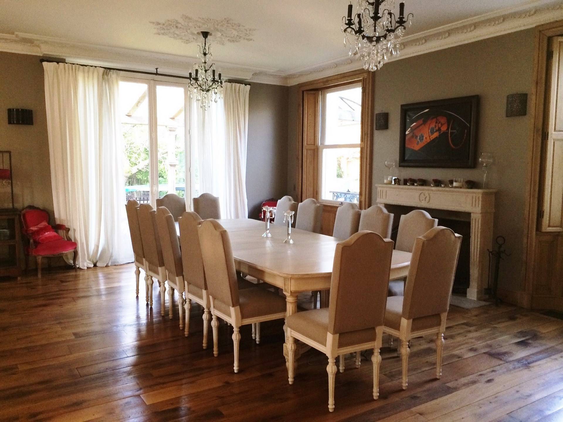 Villa de prestige à vendre avec vaste salon avec cheminée et accès terrasse et jardin