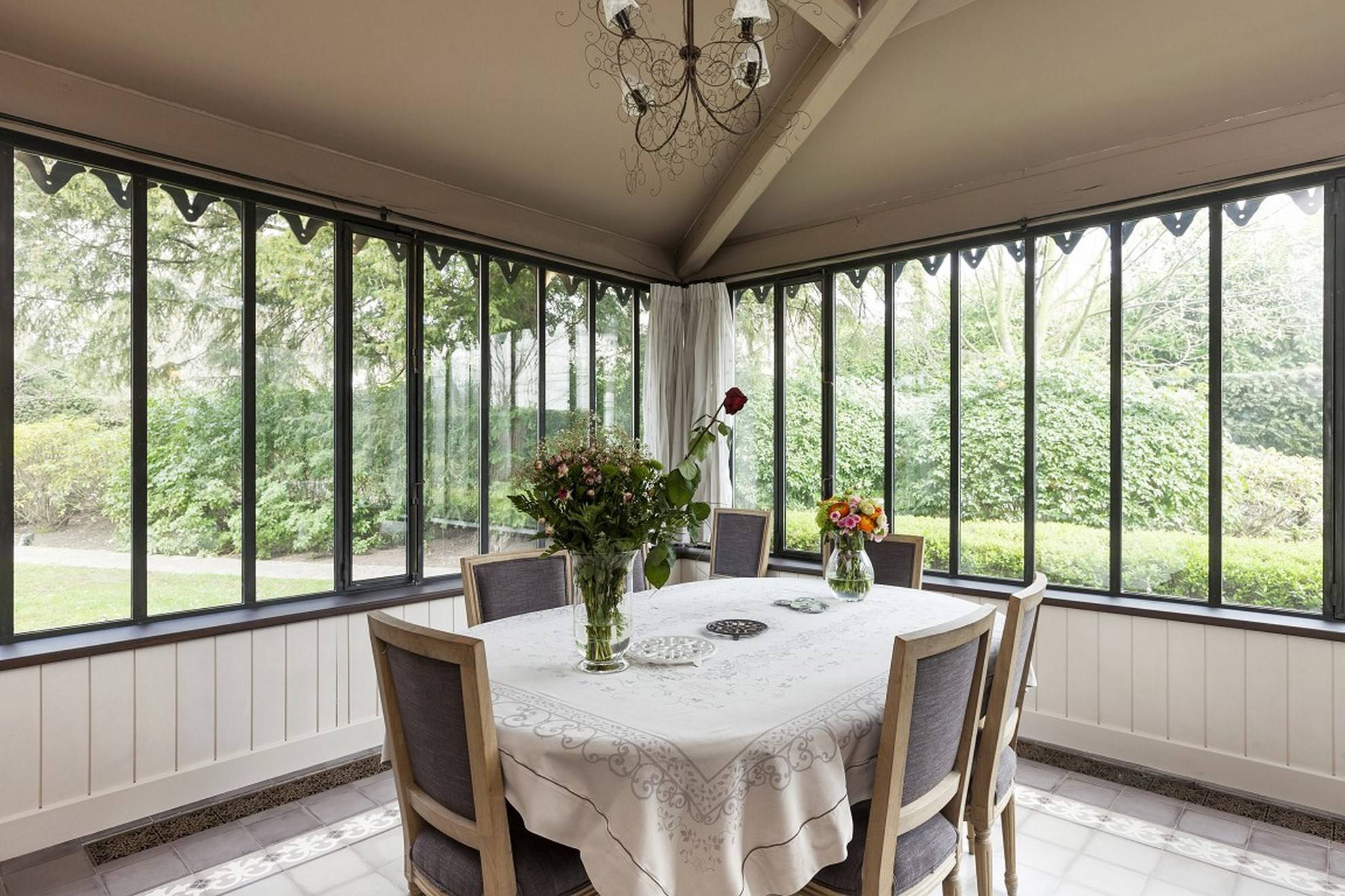 salle à manger véranda dans cet Hotel particulier à la vente à Saint Cloud