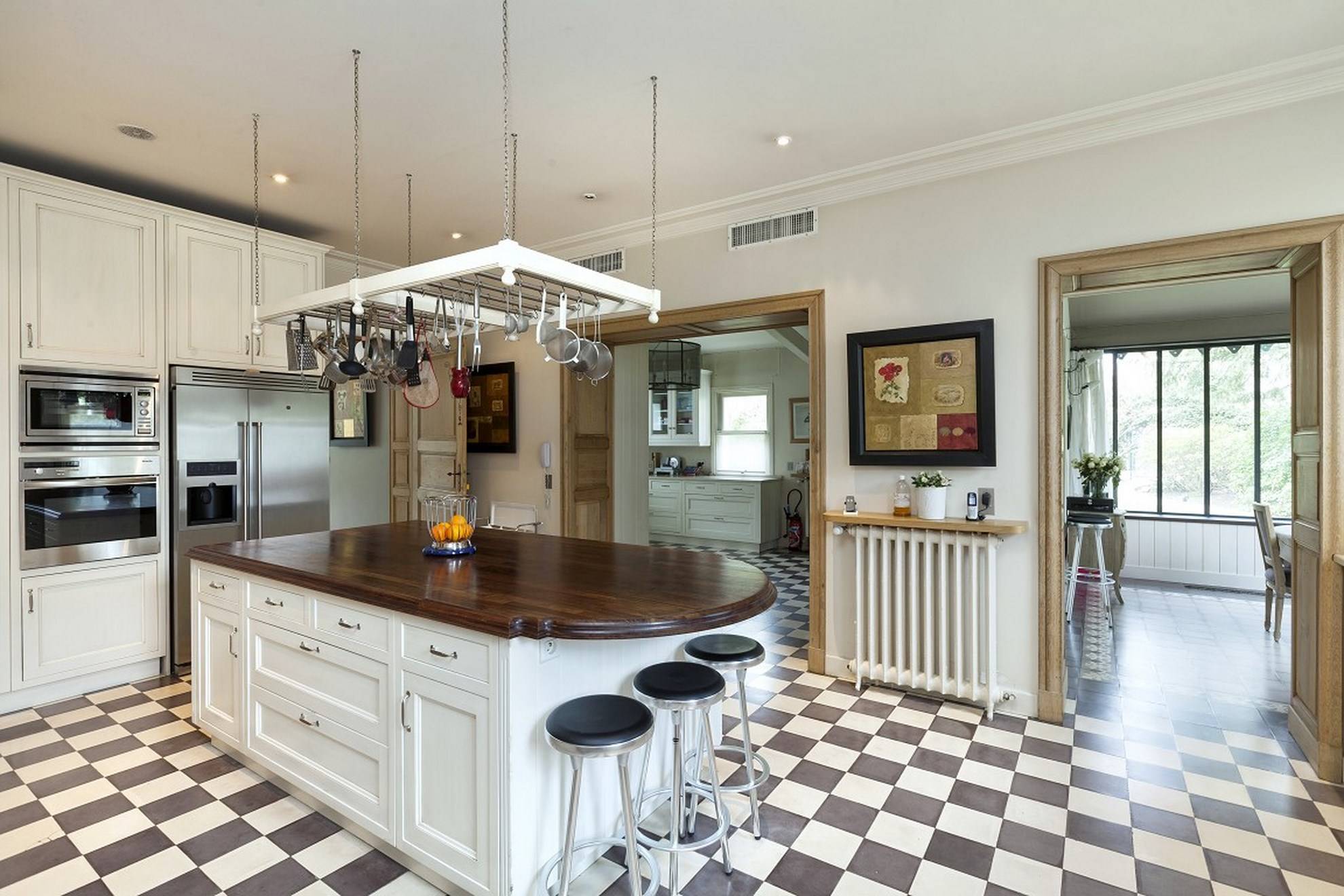 cuisine entièrement équipée dans cette demeure de prestige en vente à Saint Cloud