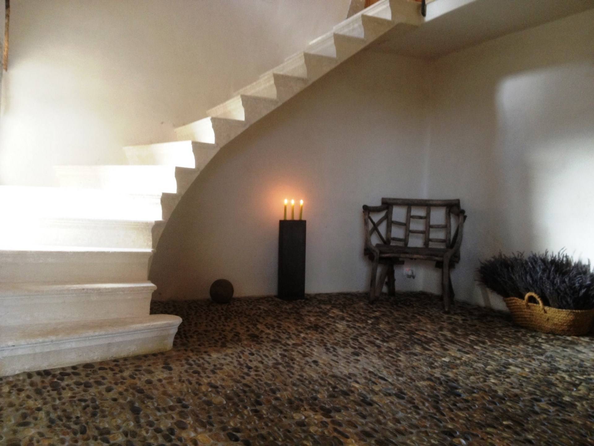 Mas restauré à vendre à Lacoste dans le Luberon avec une superbe vue sur le chateau du Marquis de Sade