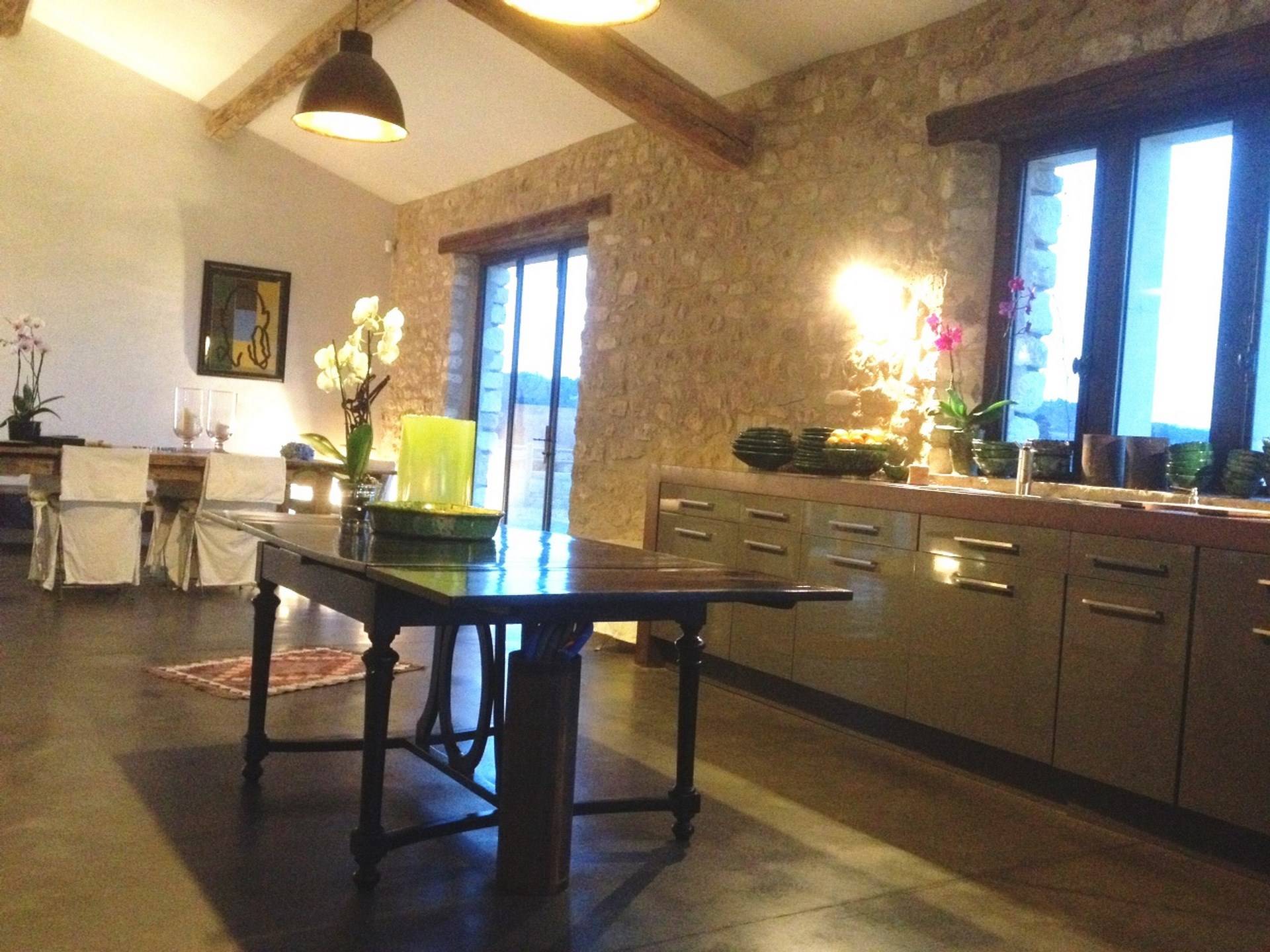 Mas restauré à vendre à Lacoste dans le Luberon avec une superbe vue sur le chateau du Marquis de Sade