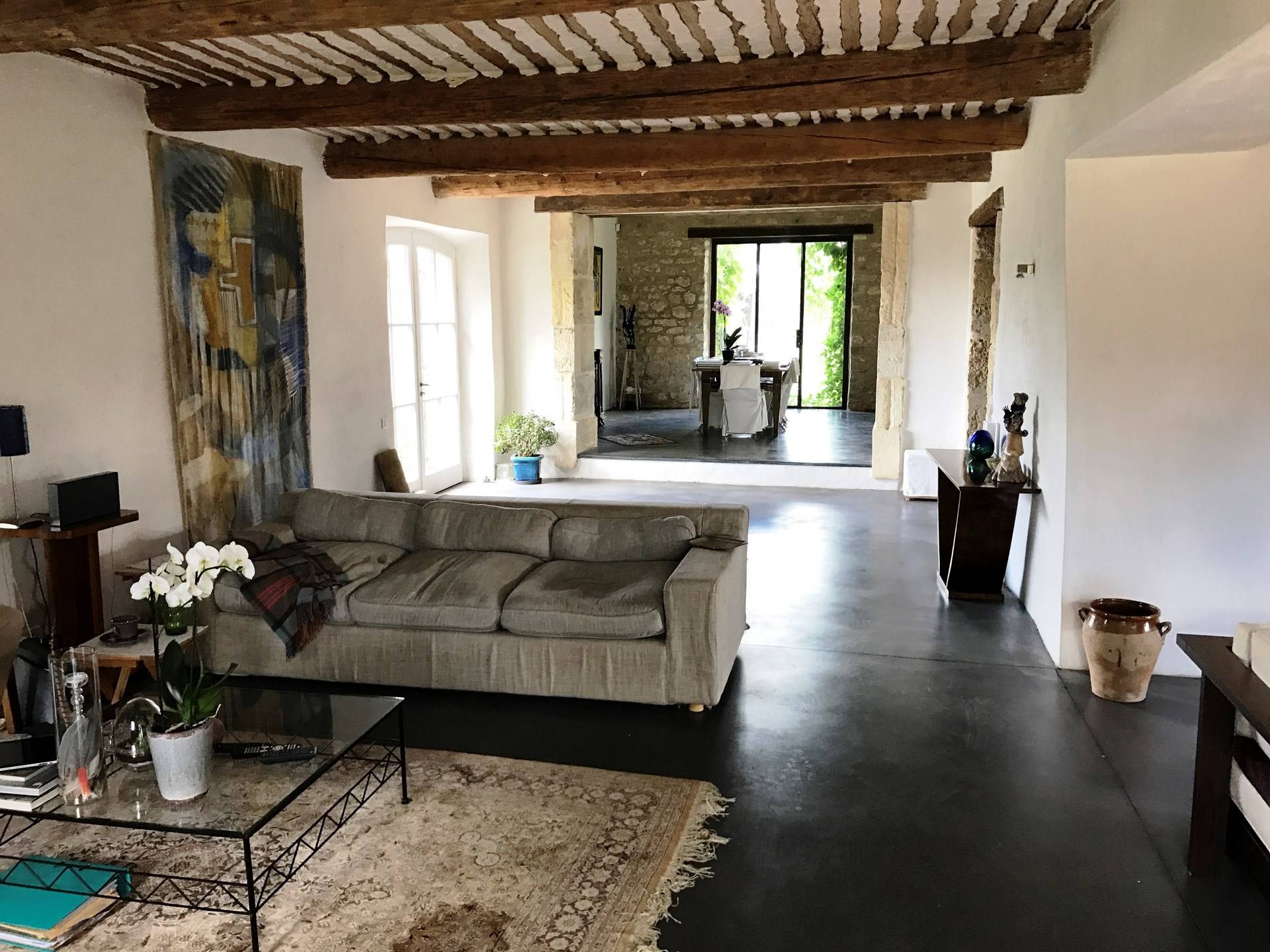 Grandes pièce de reception dans ce mas restauré à Lacoste