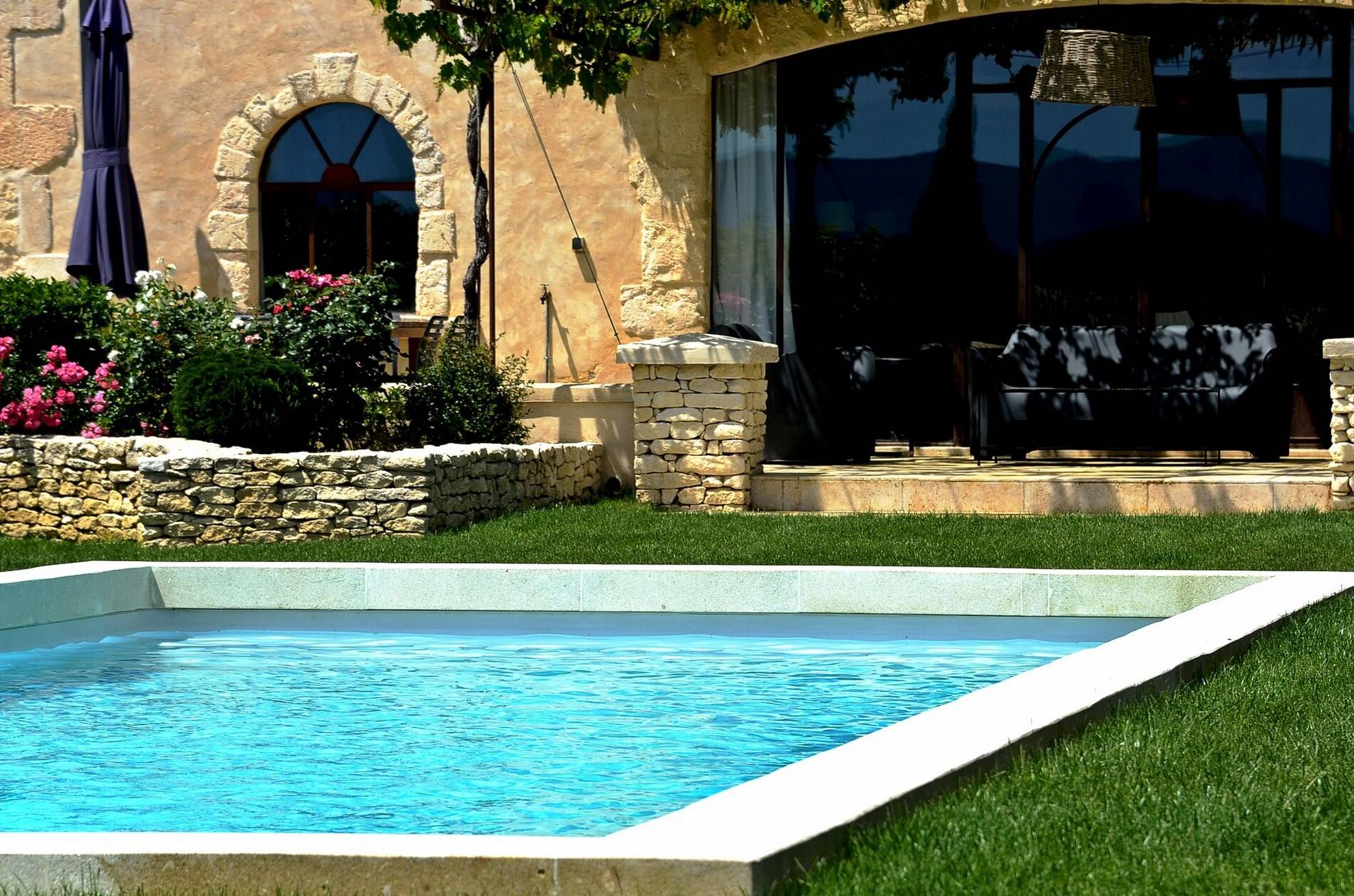 Propriété de prestige à vendre à Gordes avec 4 maisons et 4 piscines