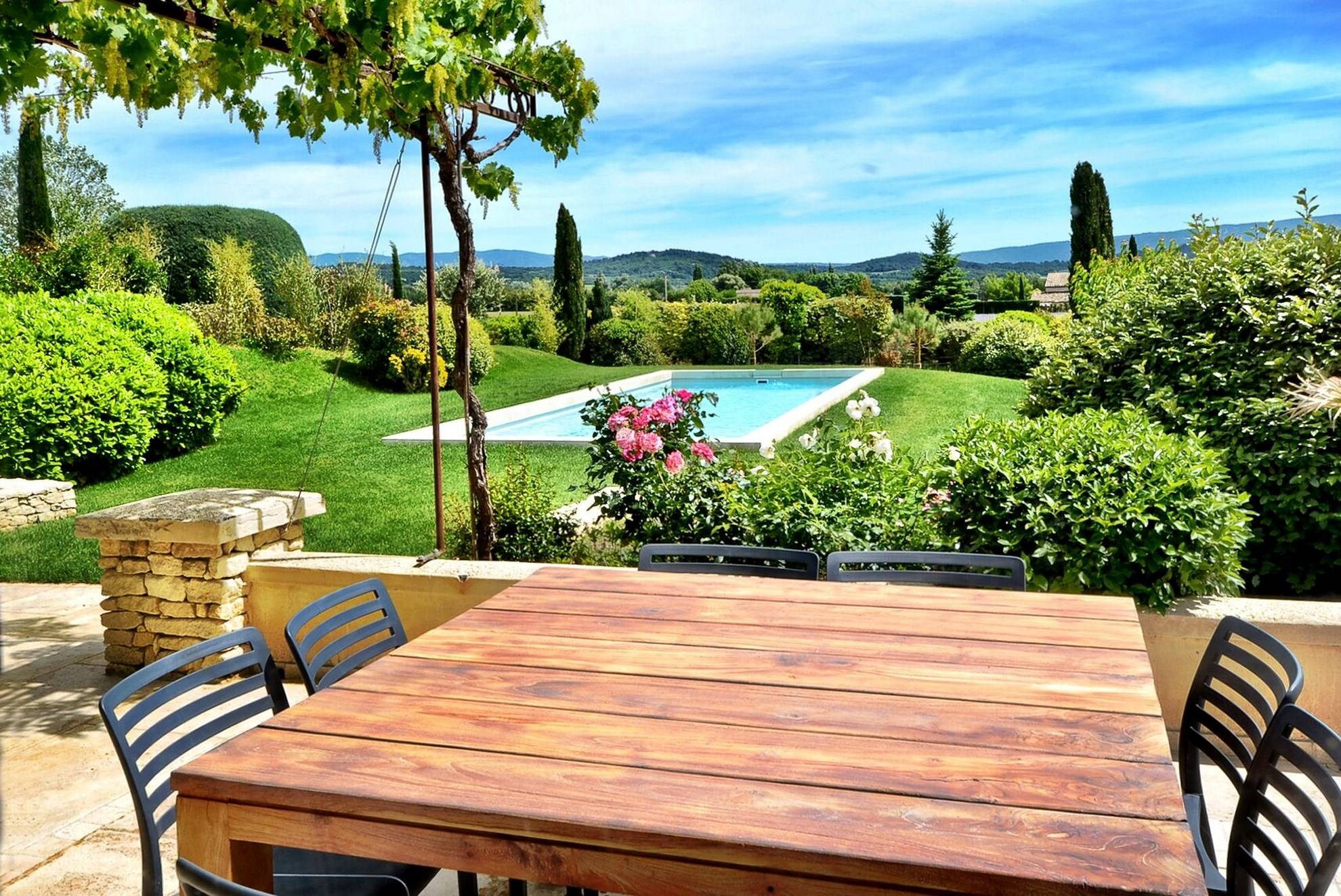 Propriété de prestige à vendre à Gordes avec 4 maisons et 4 piscines