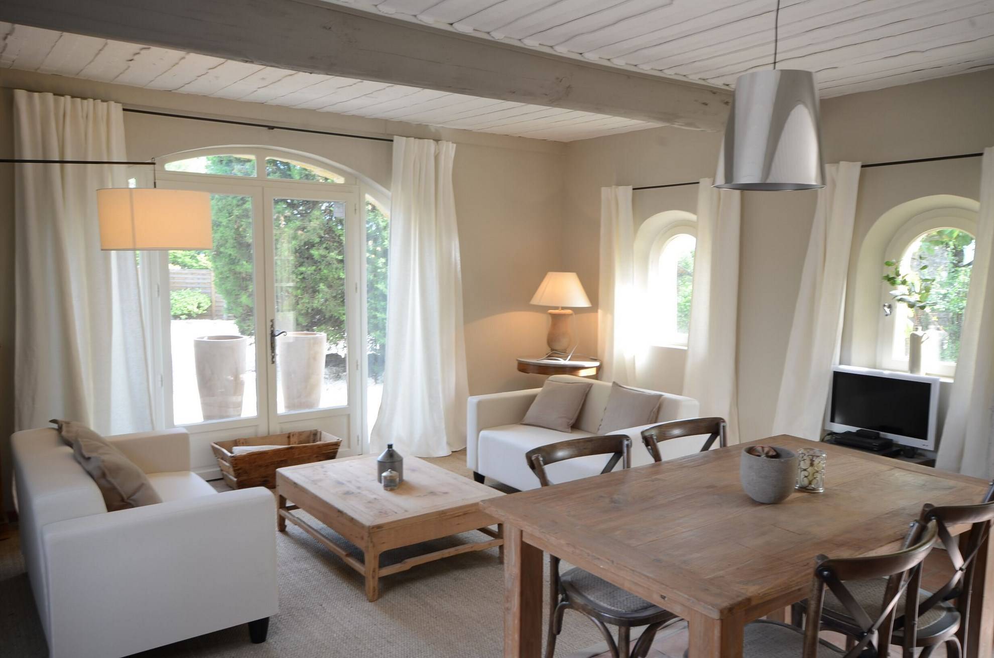 Propriété de prestige à vendre à Gordes avec 4 maisons et 4 piscines