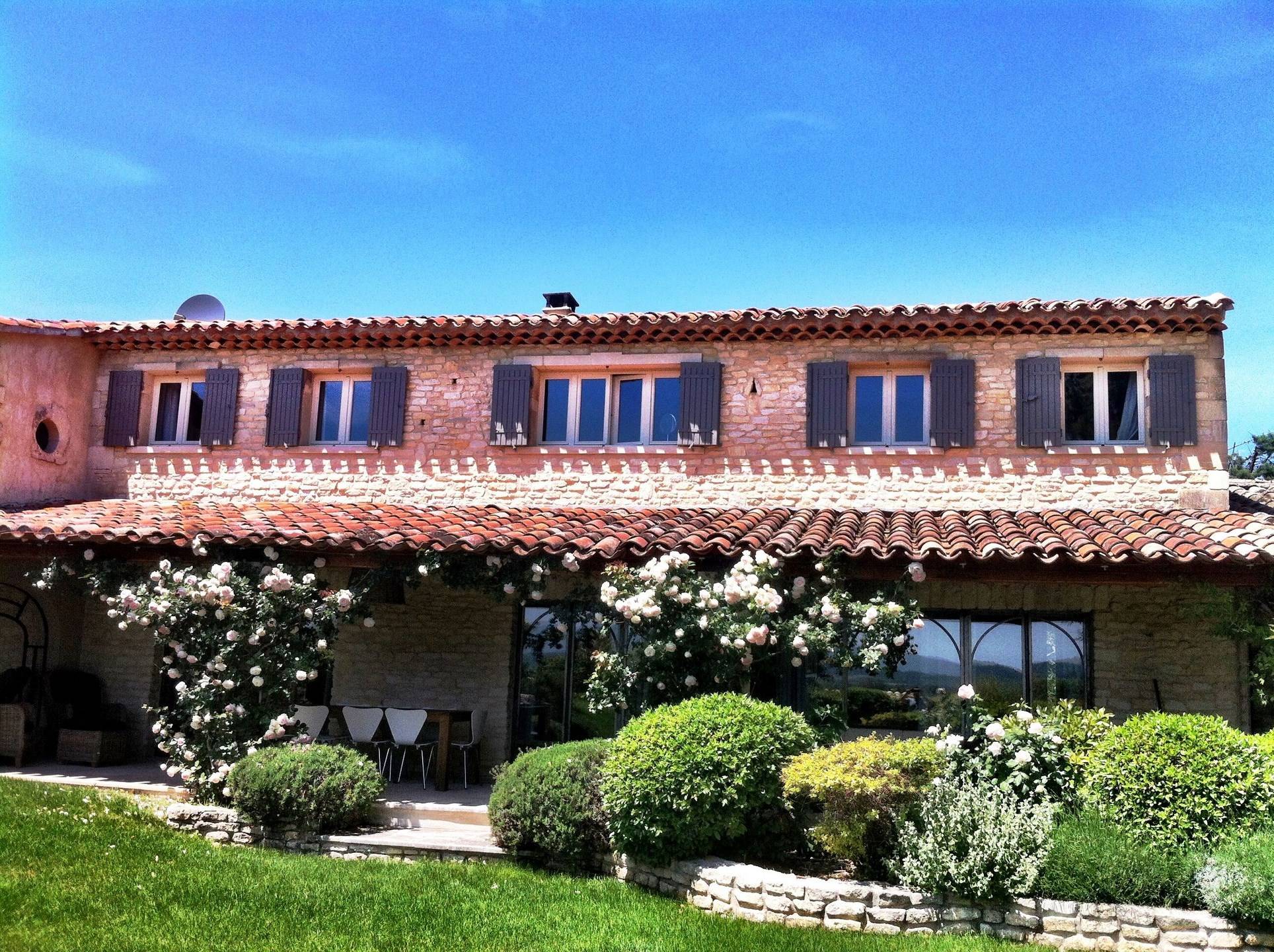 Propriété de prestige à vendre à Gordes avec 4 maisons et 4 piscines