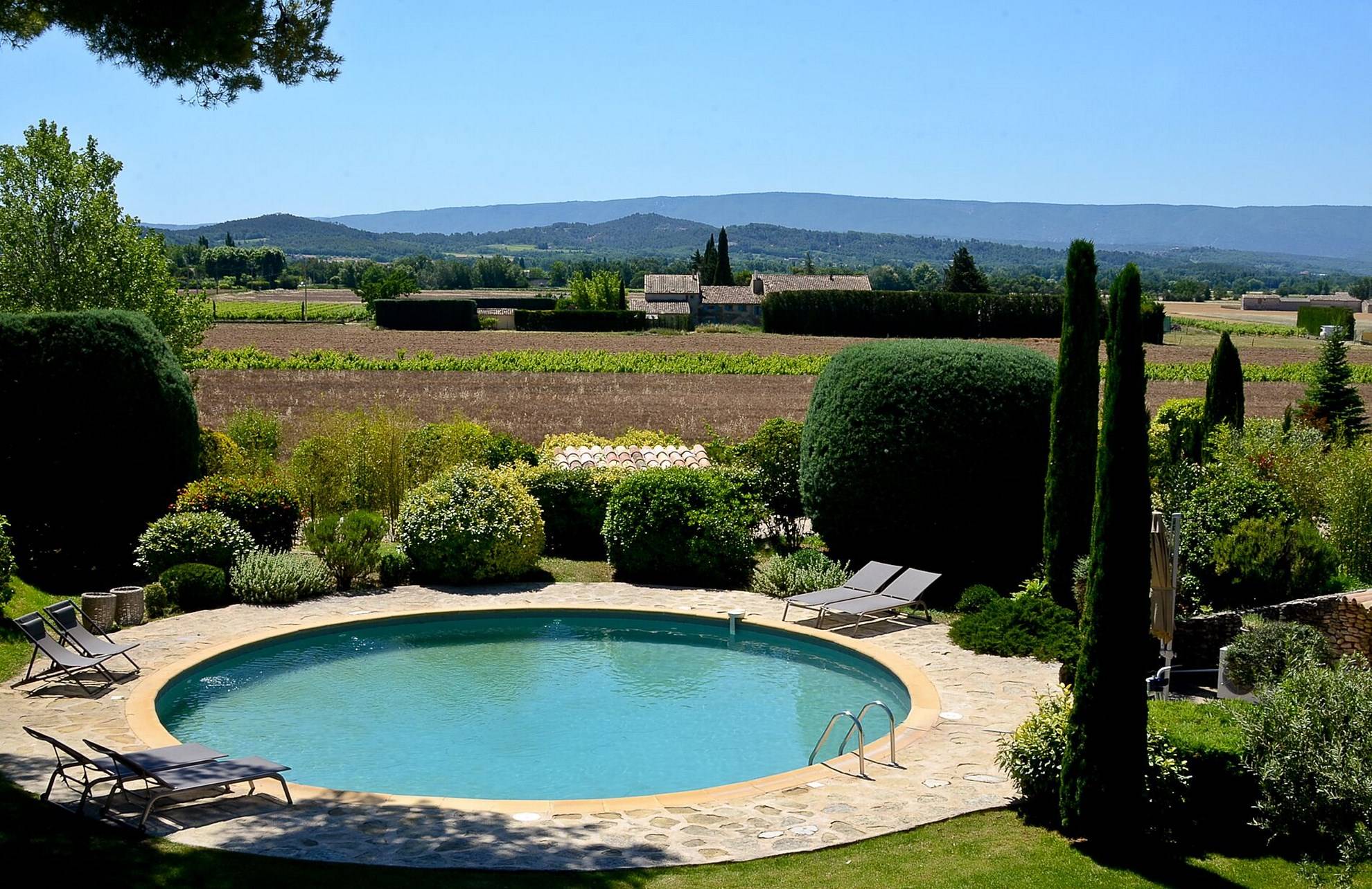 Propriété de prestige à vendre à Gordes avec 4 maisons et 4 piscines