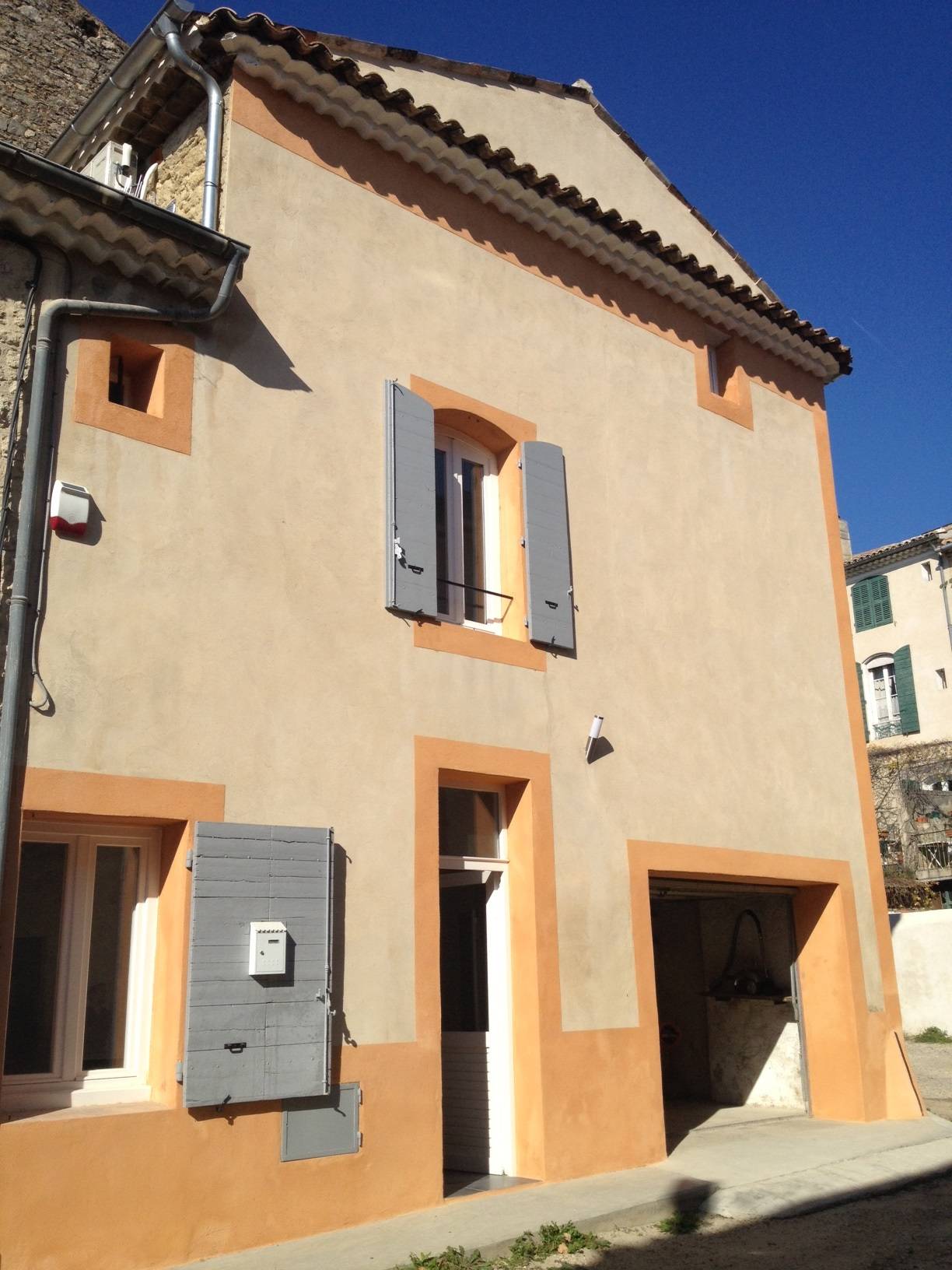 Maison de village restaurée proche de LOURMARIN