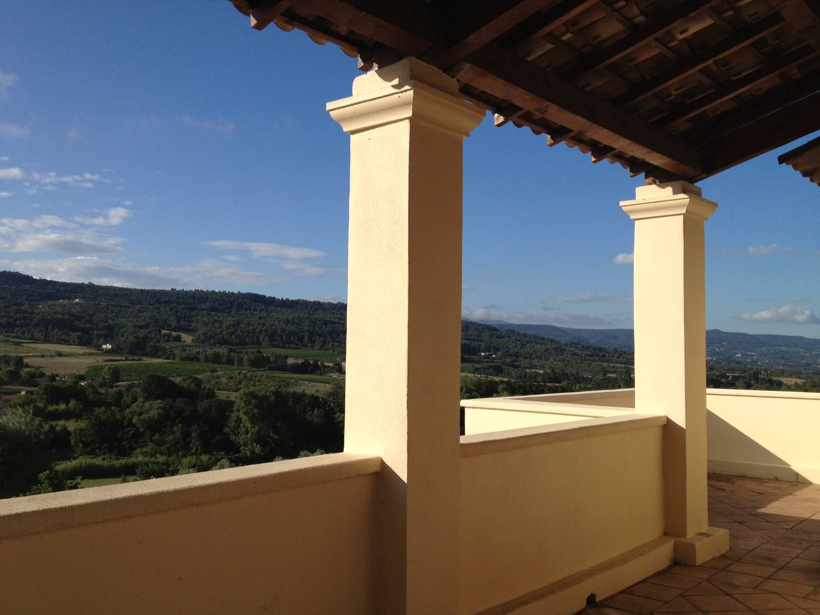 Terrasse avec vue sur le Luberon dans cette maison de village à vendre près de Saint Saturnin les Apt