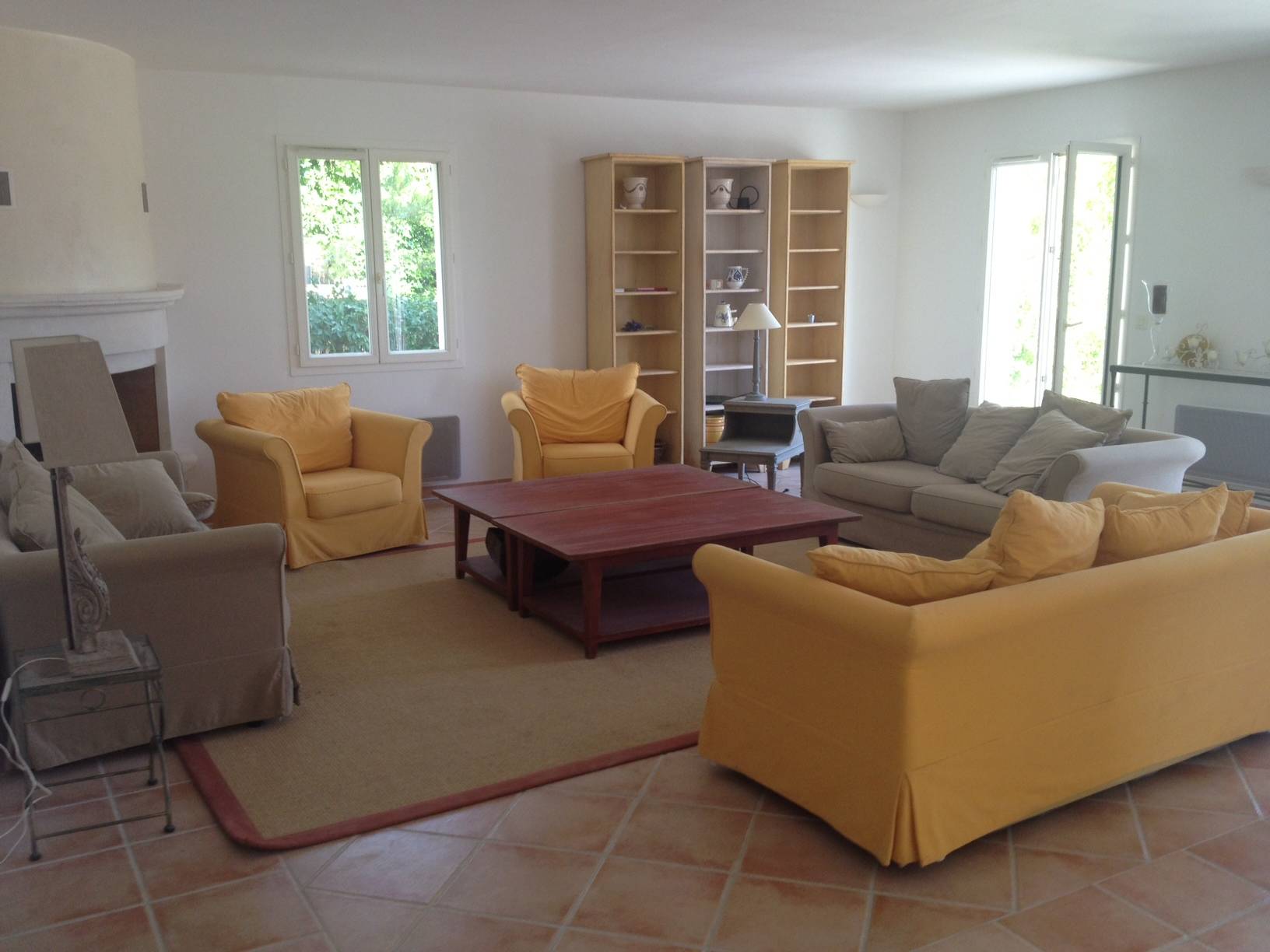 salon avec accès terrasse dans cette villa à vendre à Saint Saturnin les Apt