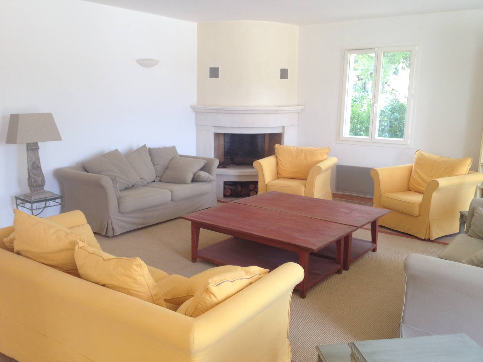 salon avec cheminée dans cette maison de village à vendre à Villars