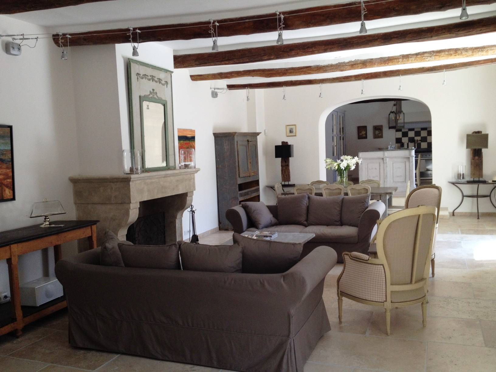 A vendre demeure de village avec espace vie salon salle à manger cuisine équipée ouverte avec cheminée