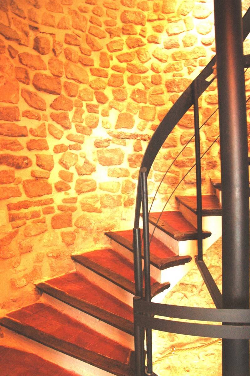 Maison de Ville à vendre à Pernes les Fontaines entièrement restaurée avec 2 terrasses et un garage