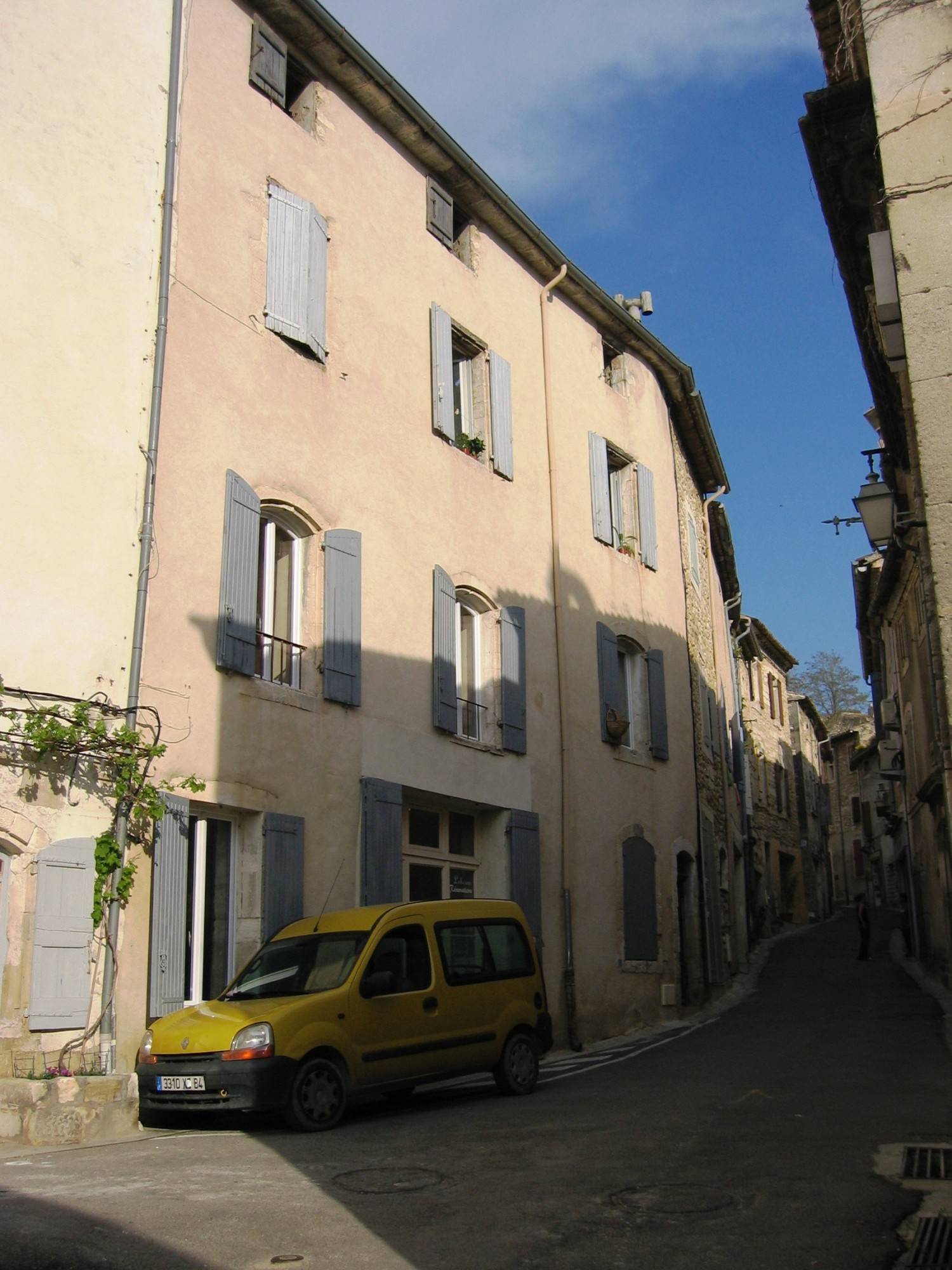 Maison de village à la vente à Menerbes divisée en appartements et boutique