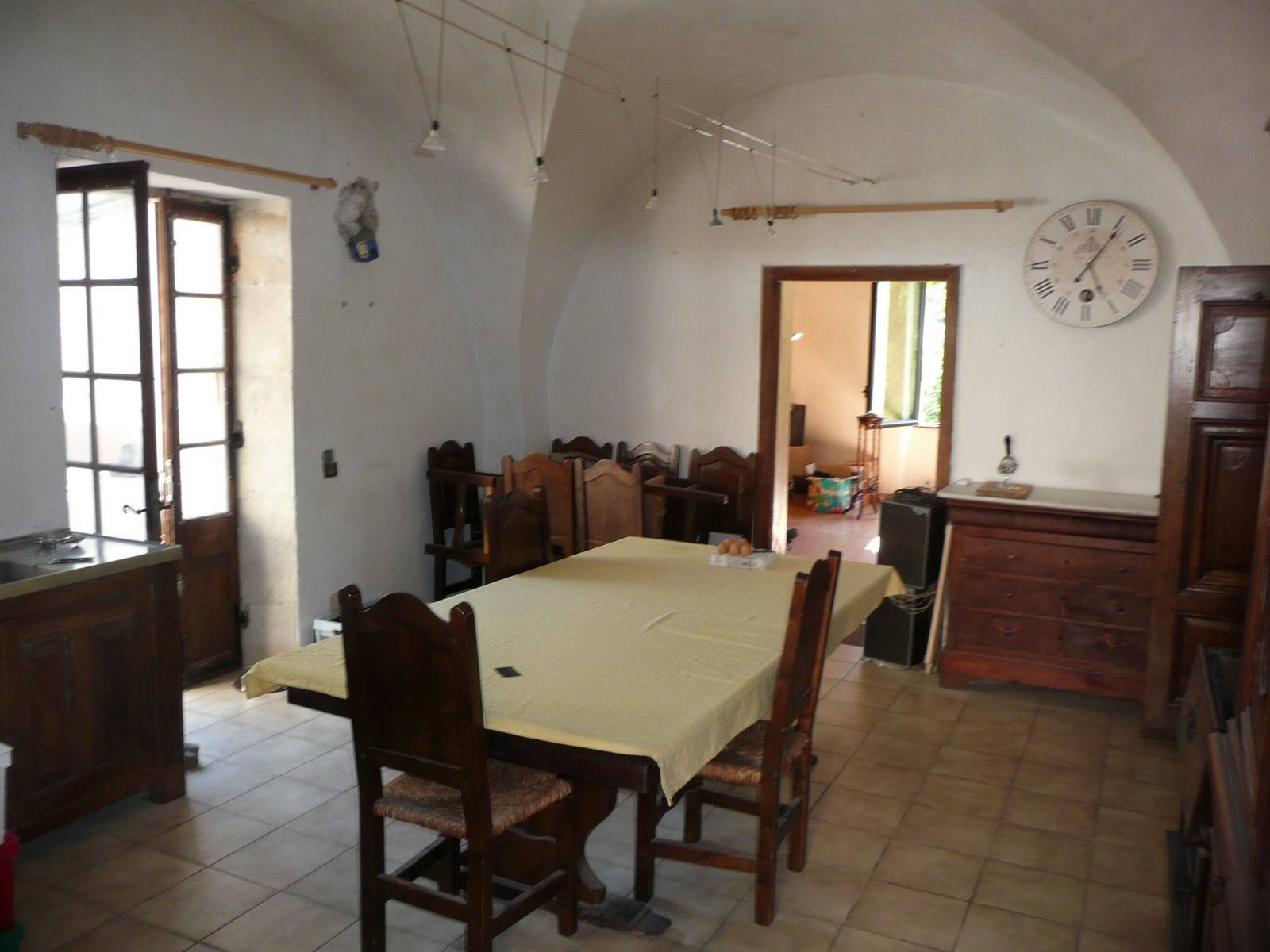 belle pièce voutée dans cette maison de village à la vente