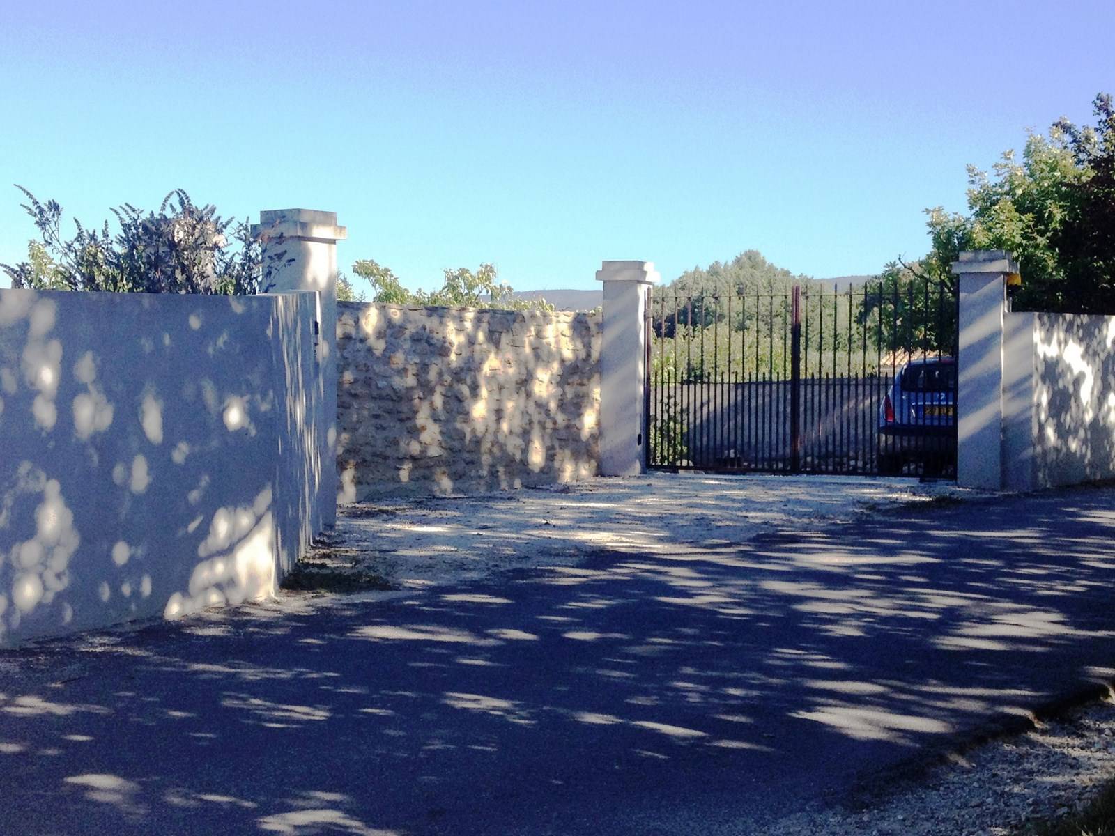 Maison en Pierre à vendre à Maubec, ancienne magnanerie restaurée avec jardfin et belle vue