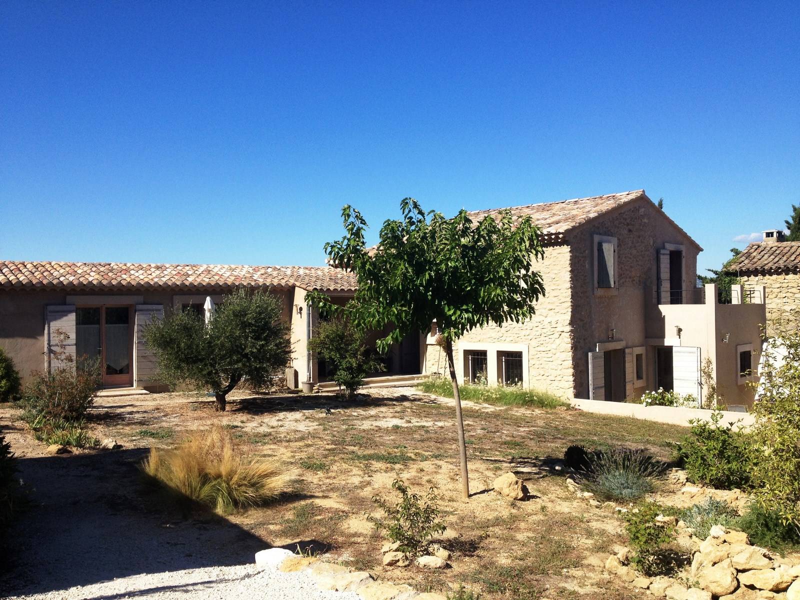 Mas restauré à Maubec avec maison d'amis indépendante
