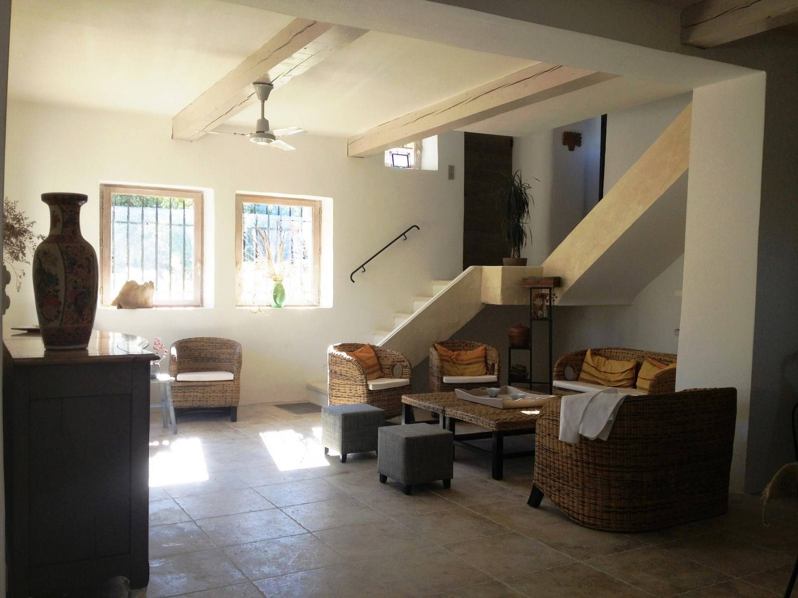 Salon avec accès direct vers la terrasse et le jardin