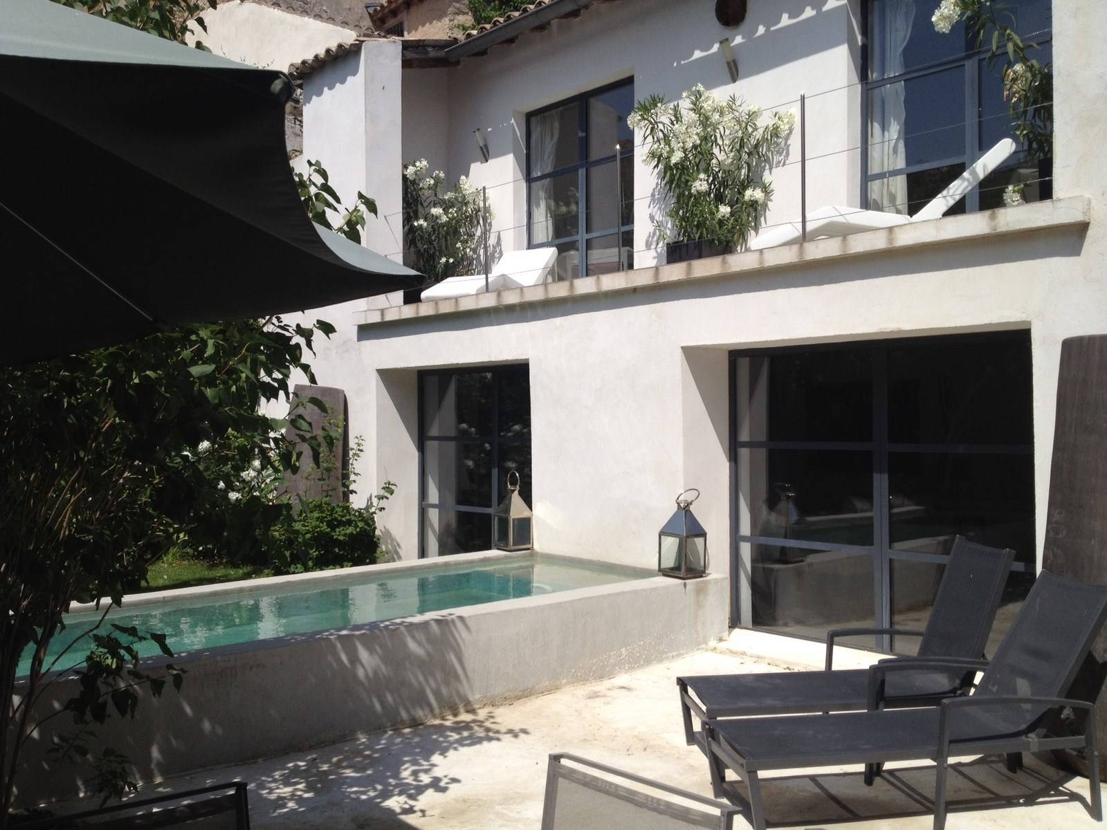 Maison avec jardin et piscine en plein centre ville