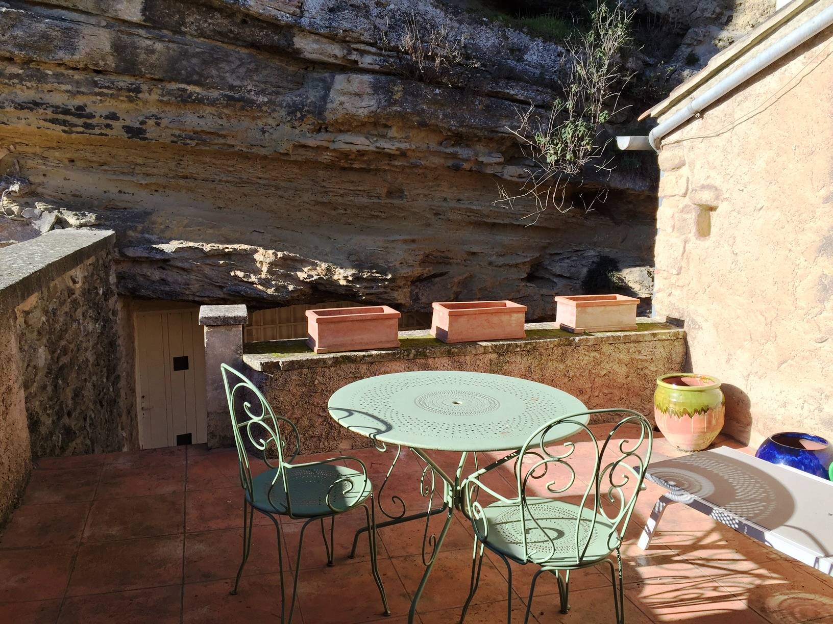 Terrasse exposée plein sud dans cette maison de village à vendre à Menerbes