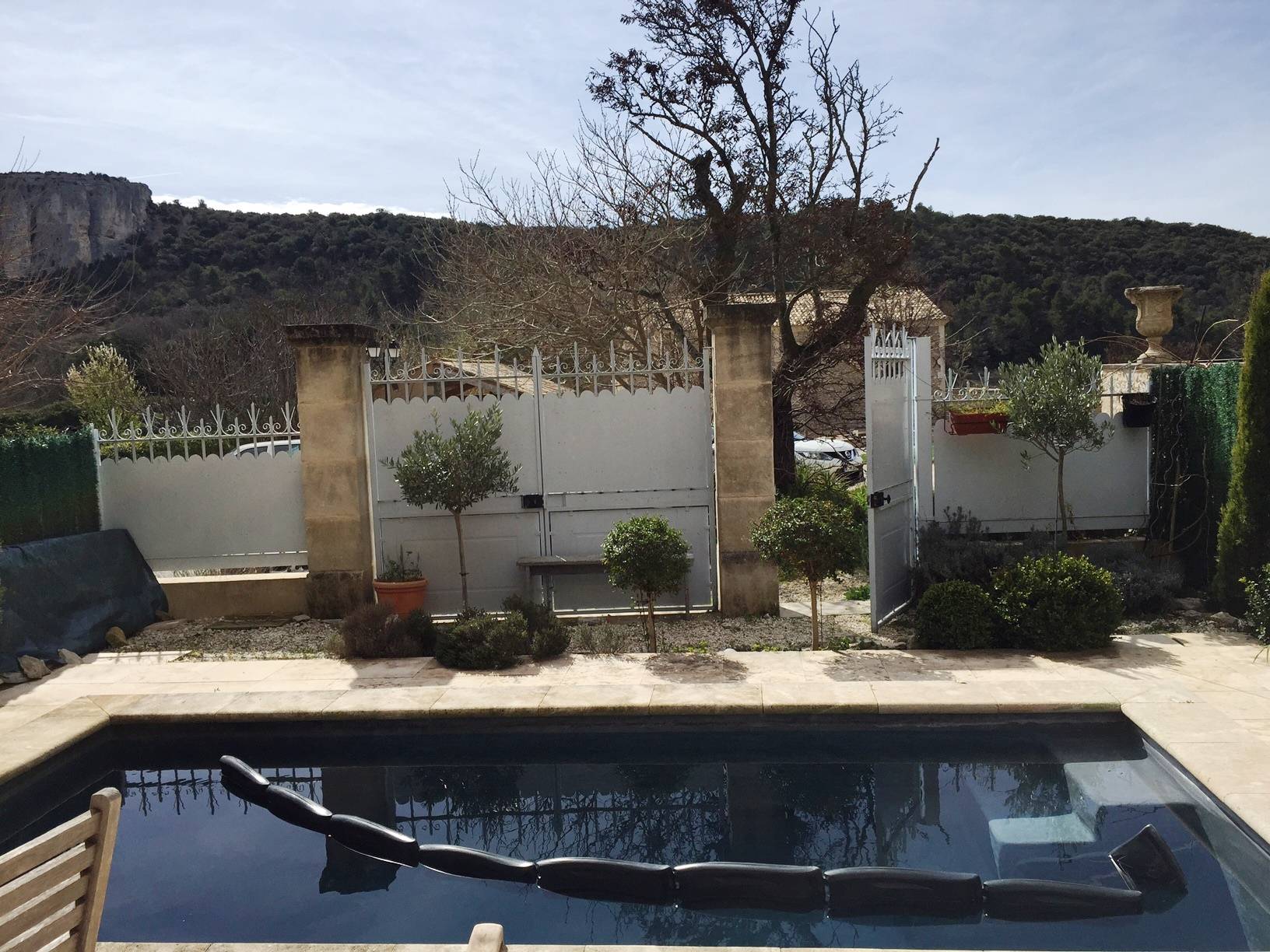 Cour intérieure et piscine dans cette maison à vendre près de Gordes