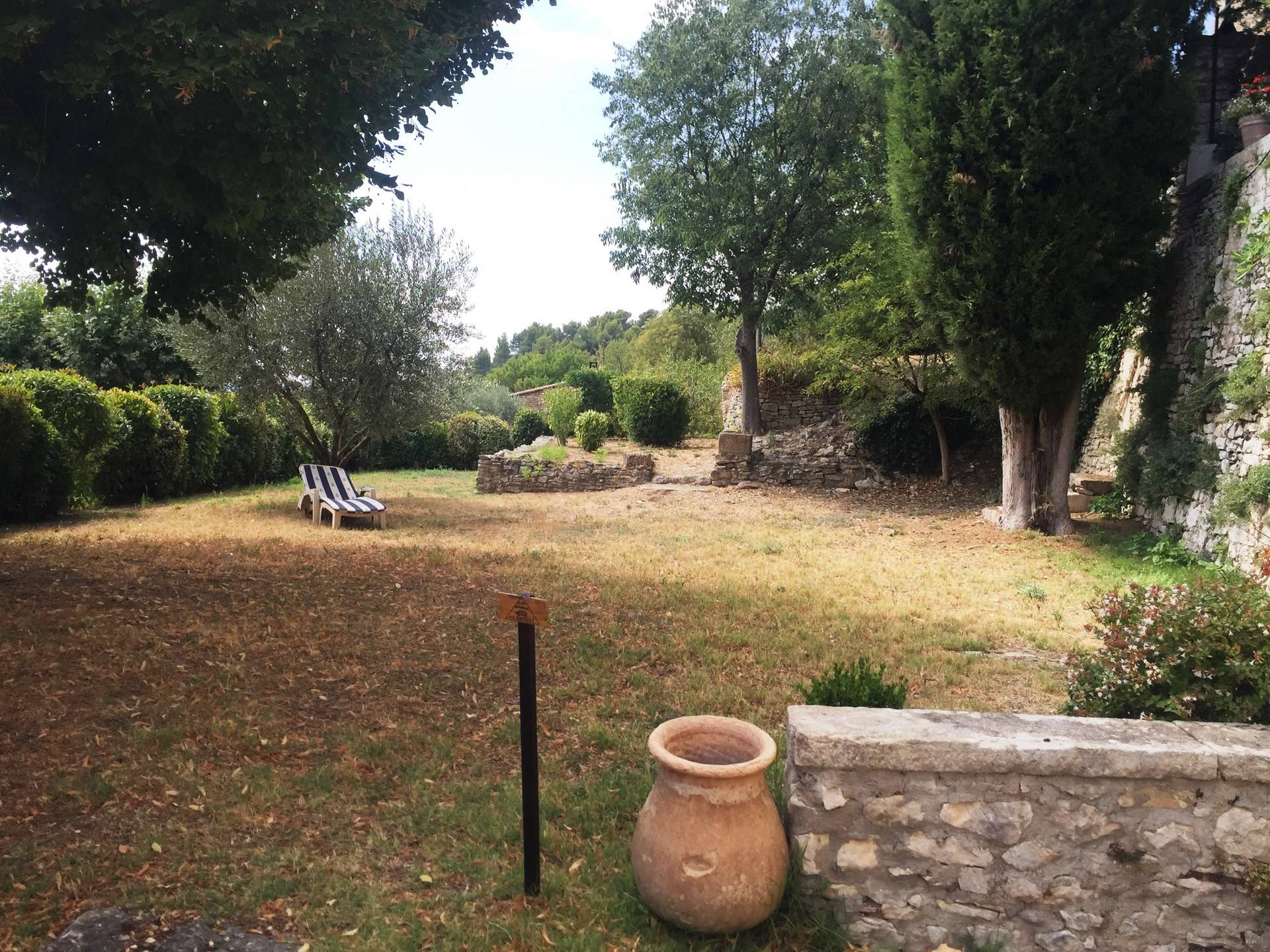 Jardin exposé plain sud dans cette maison de village proche de Gordes