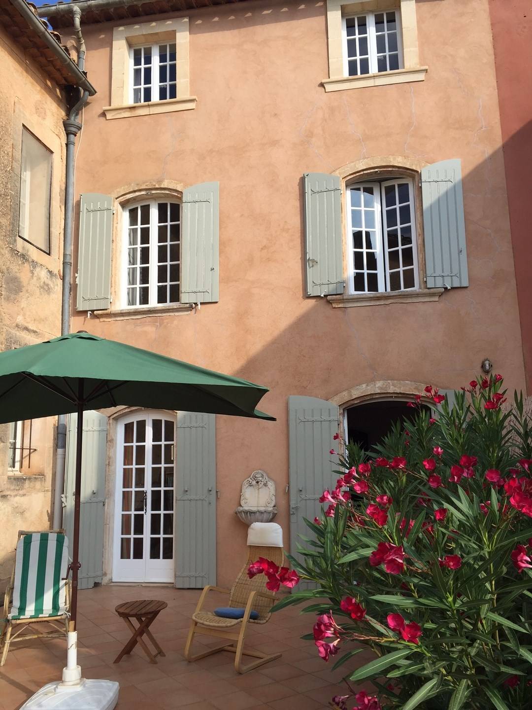 Roussillon maison de village avec terrasse et vue