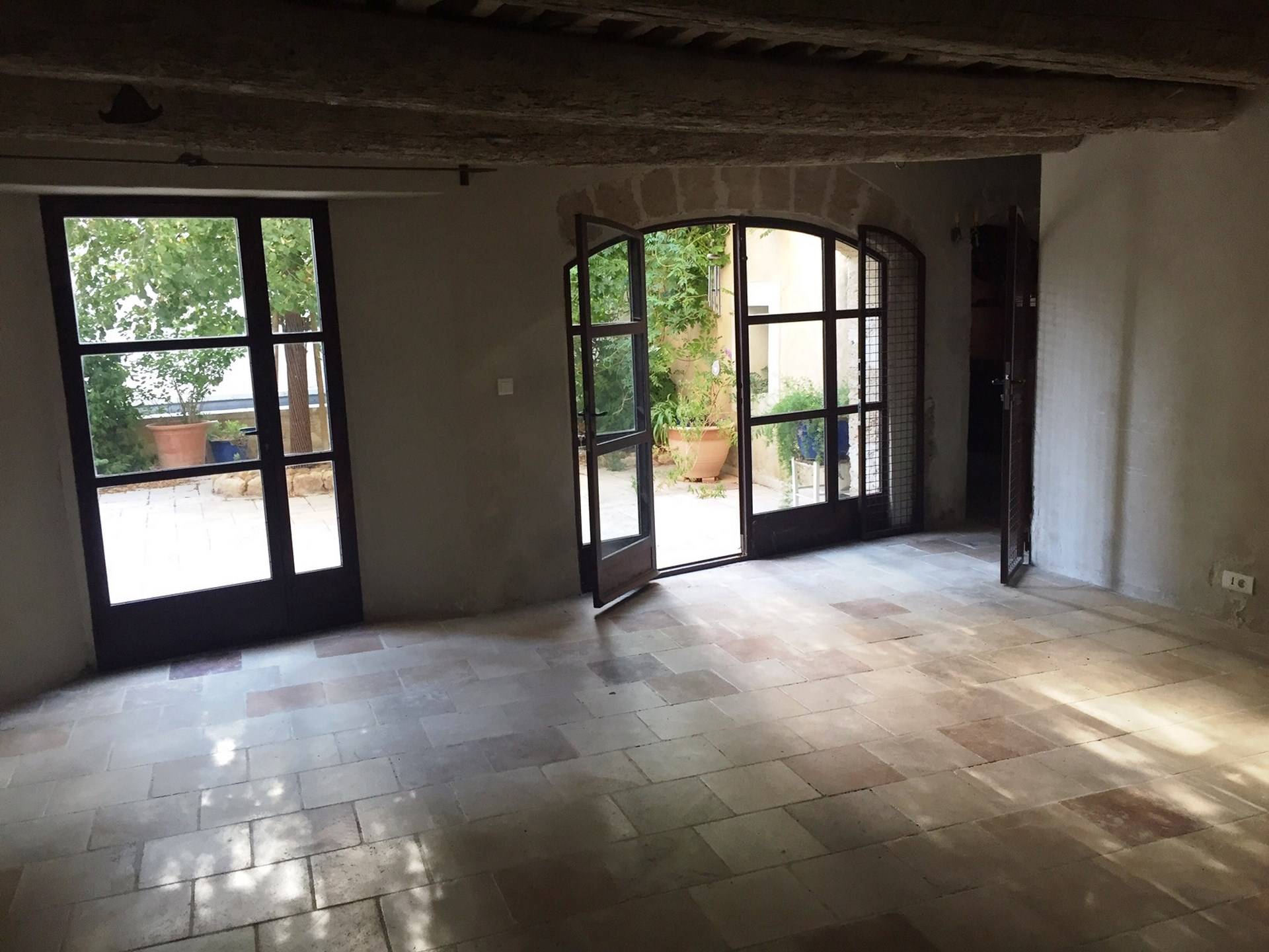 Robion Maison de village entièrement restaurée à la vente