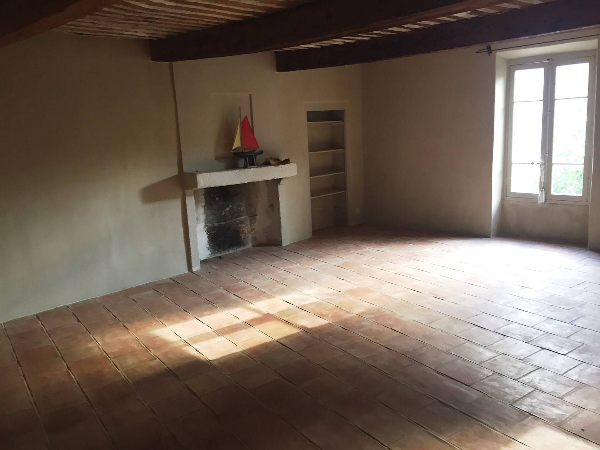 Ancienne magnanerie à la vente entièrement restaurée au coeur du village de Robion