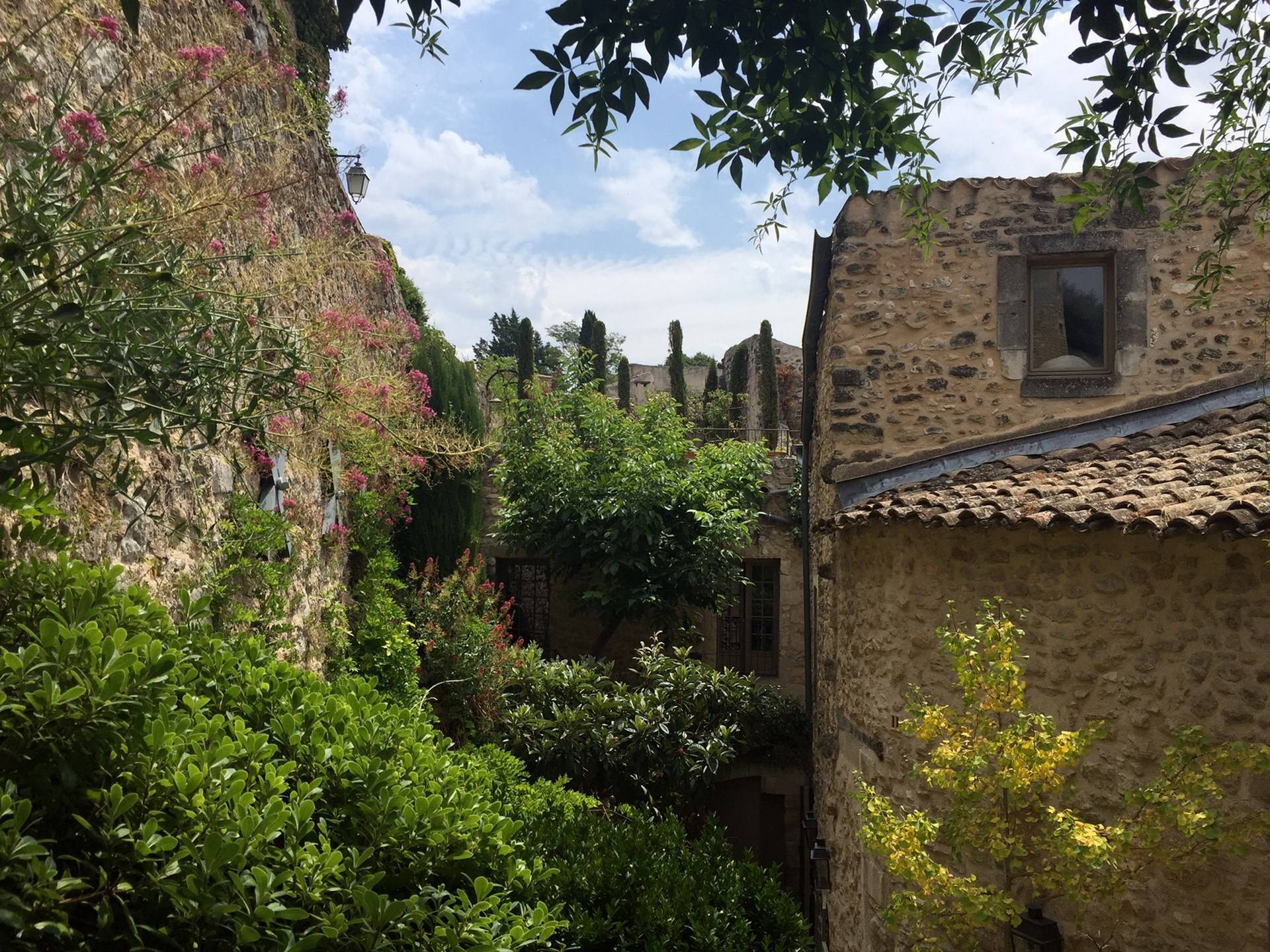 Maison de village avec cour intérieure jardin à Menerbes