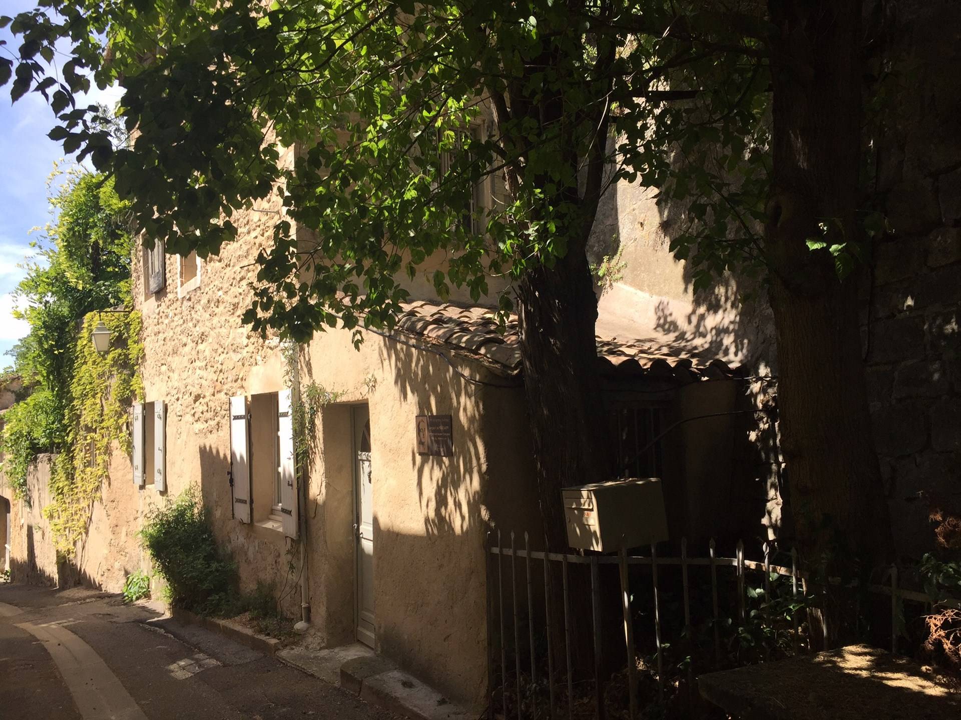 Menerbes maison de village à la vente