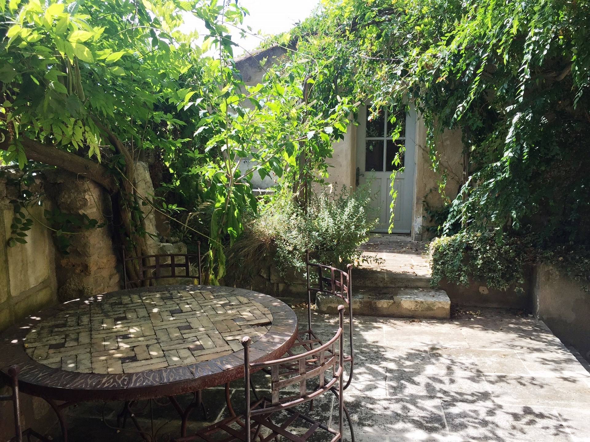 Cour intérieure jardin dans cette maison à la vente à Menerbes