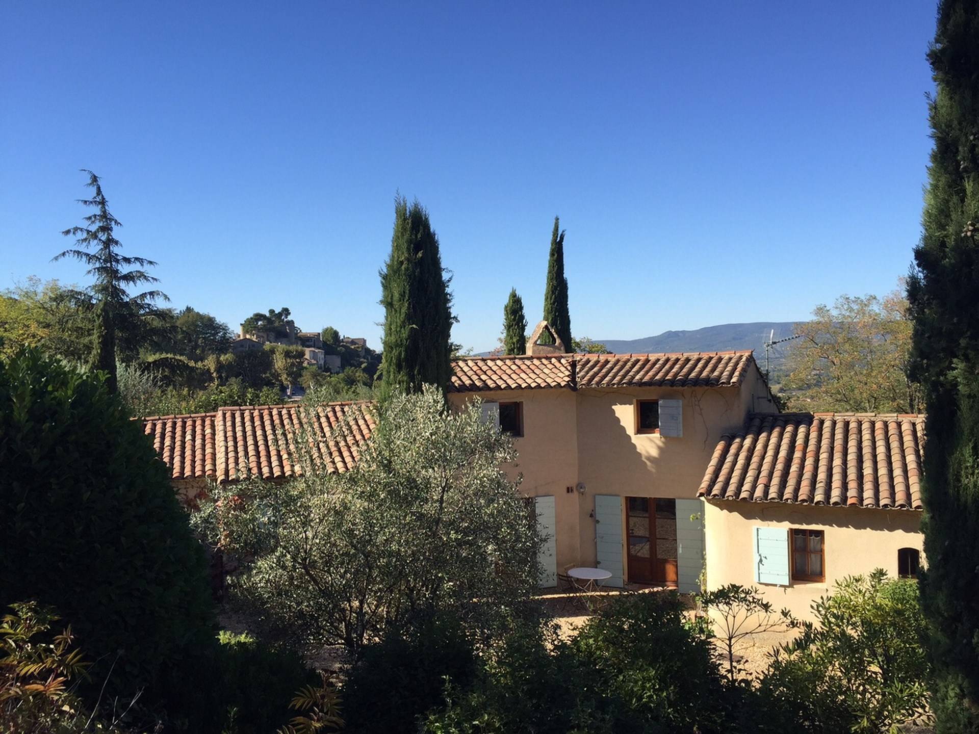 Maison contemporaine de plain-pied à vendre à Menerbes, avec jardin piscine et vue panoramique